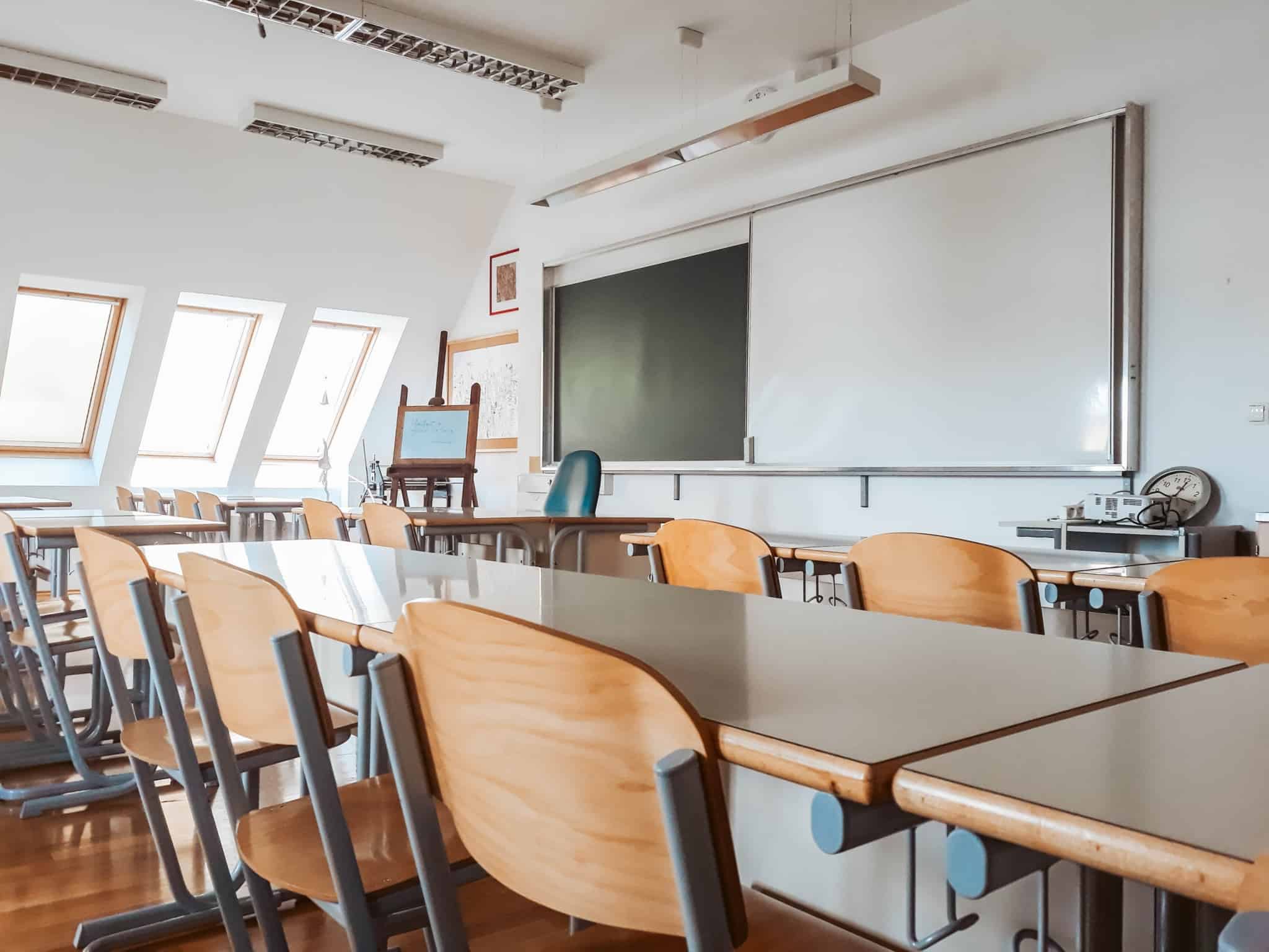 sala de aula com cadeiras de madeira vazias