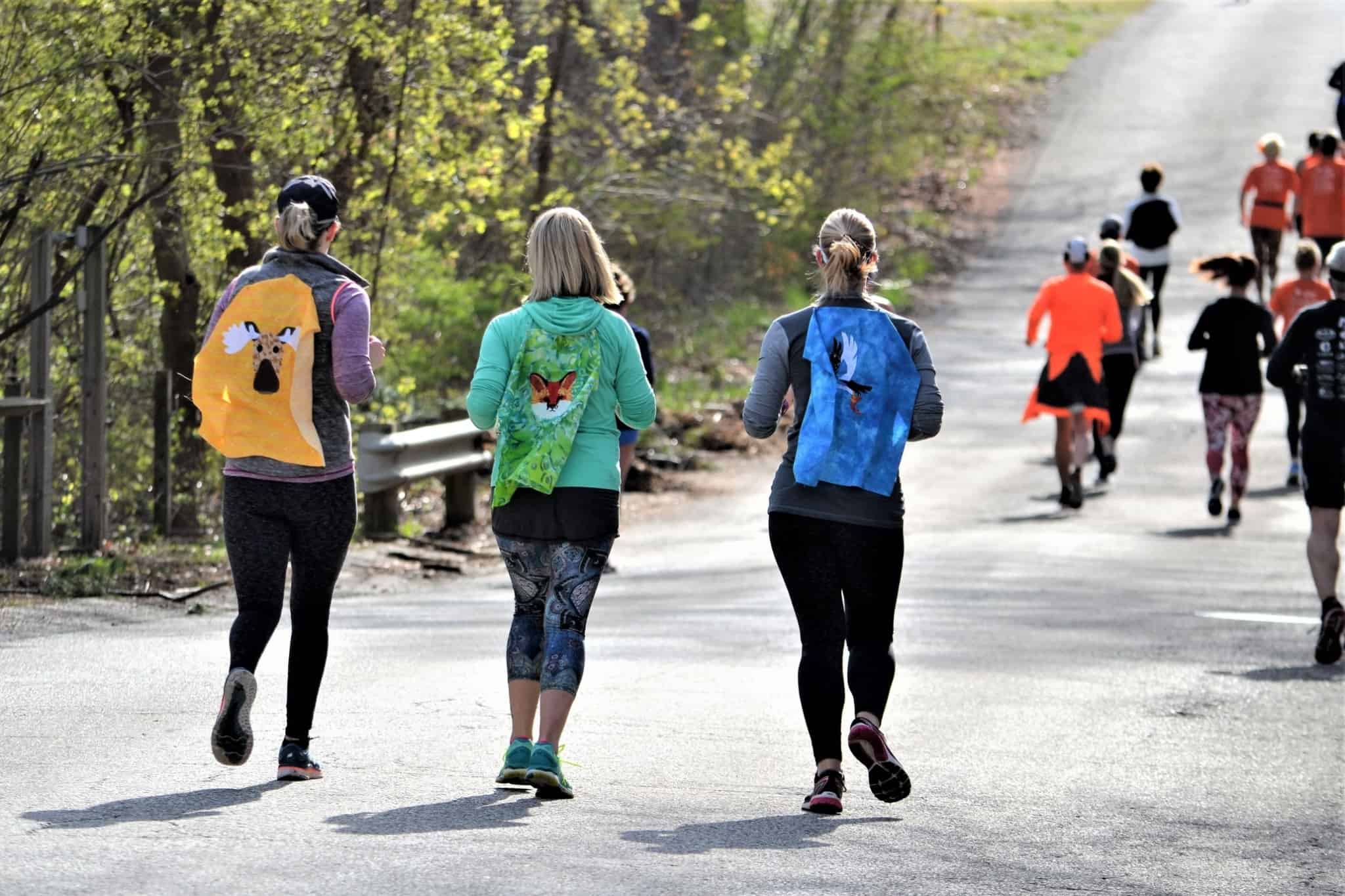 pessoas a correr para uma maratona solidária