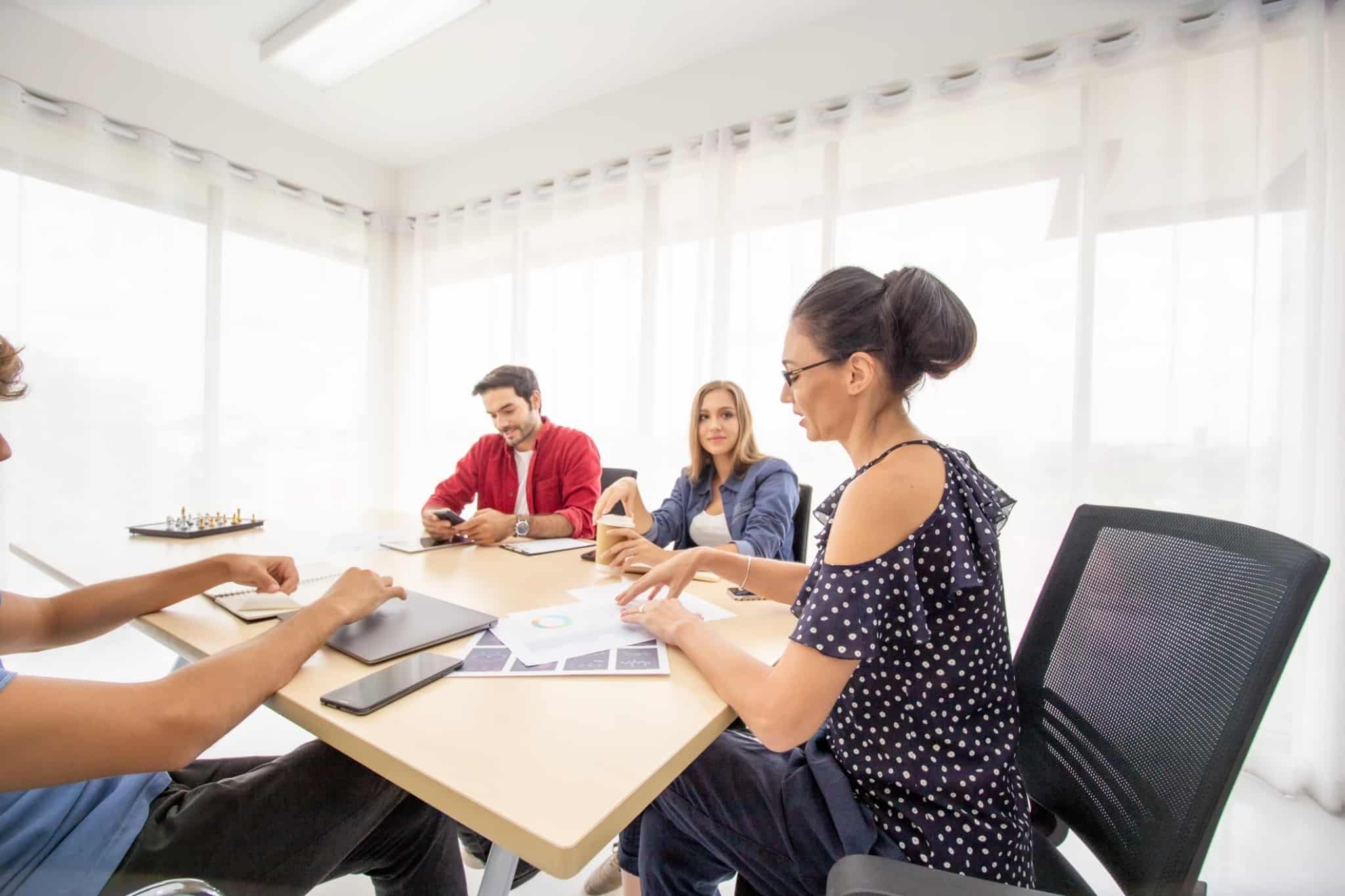 reunião numa startup com 4 pessoas