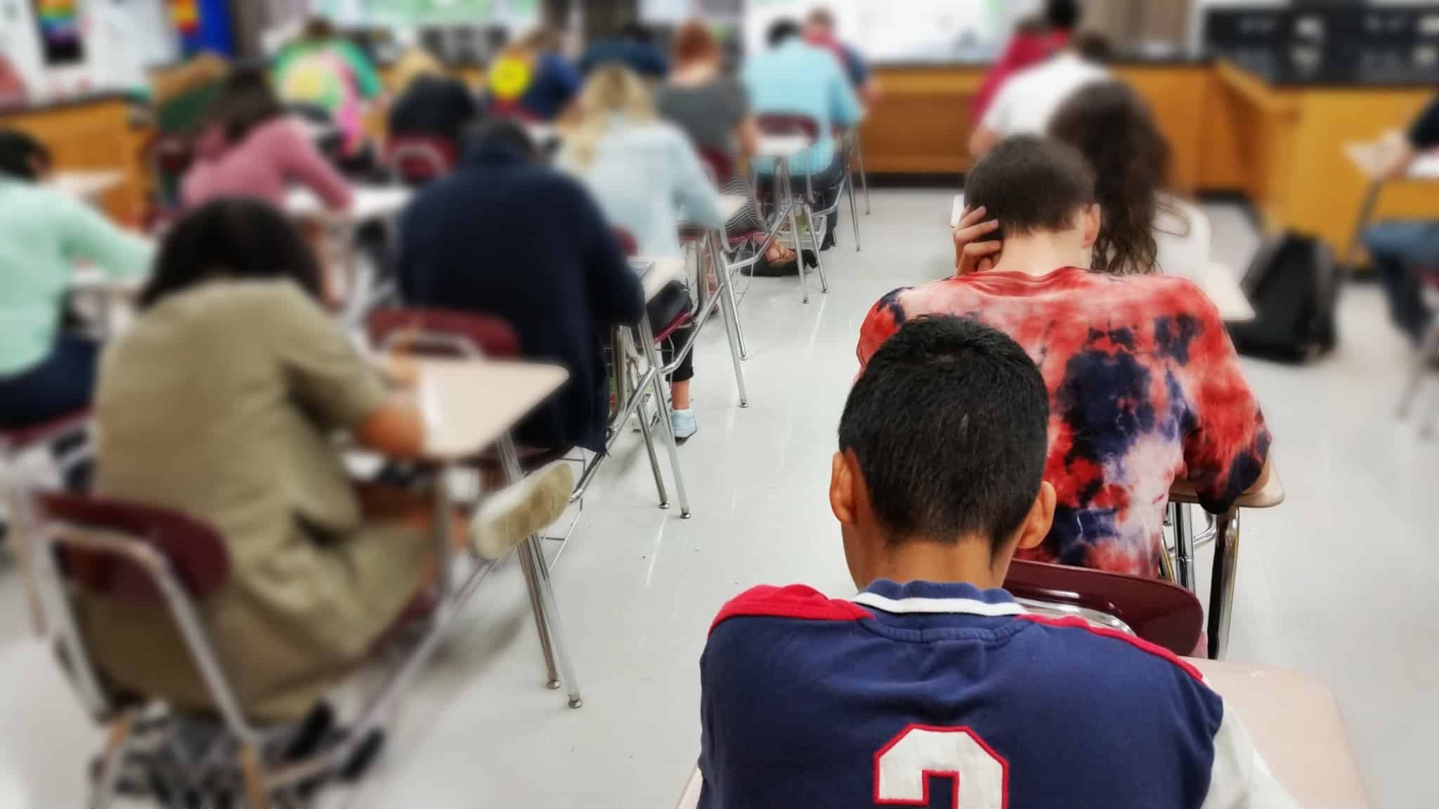 estudantes na sala de aula