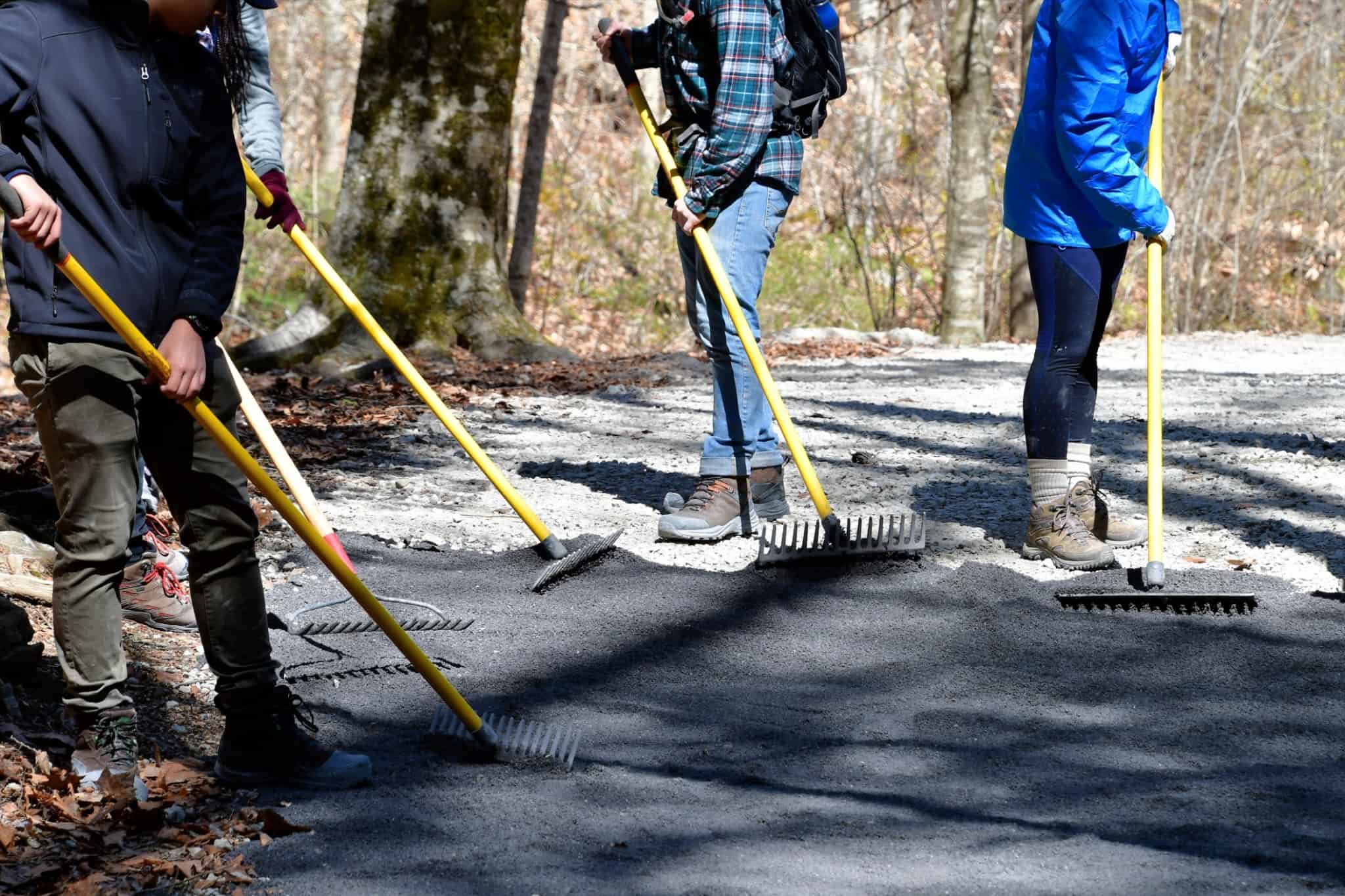 trabalhado de voluntariado a limpar o chão