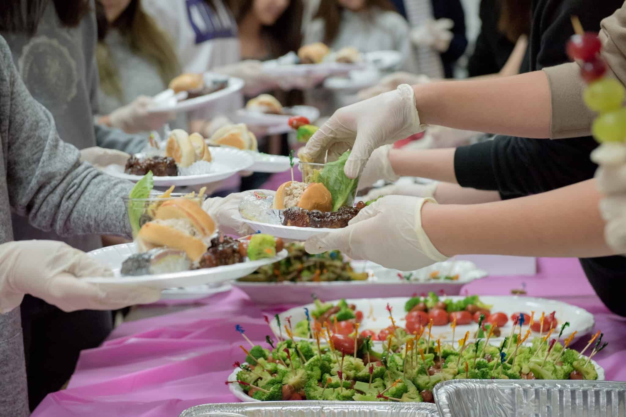 ajuda de voluntariado a dar alimentos