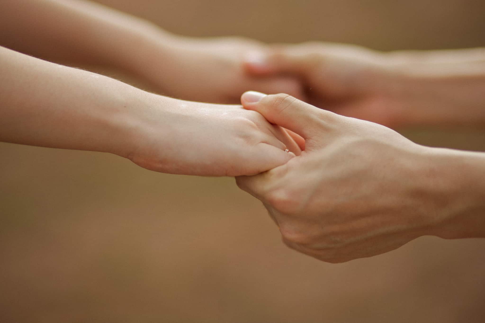 pessoas a agarrarem-se pelas mãos