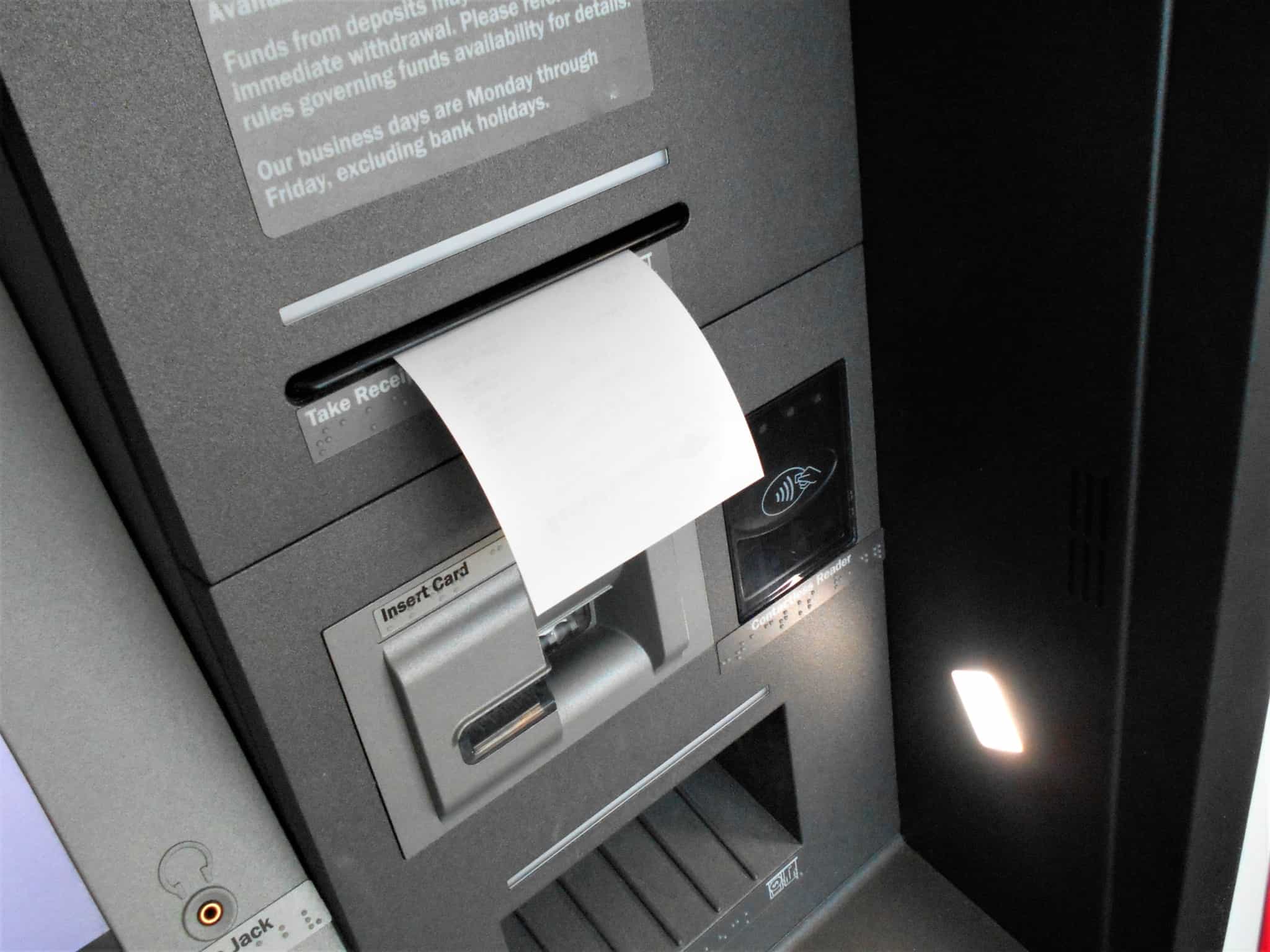 recibo a sair de uma máquina de multibanco