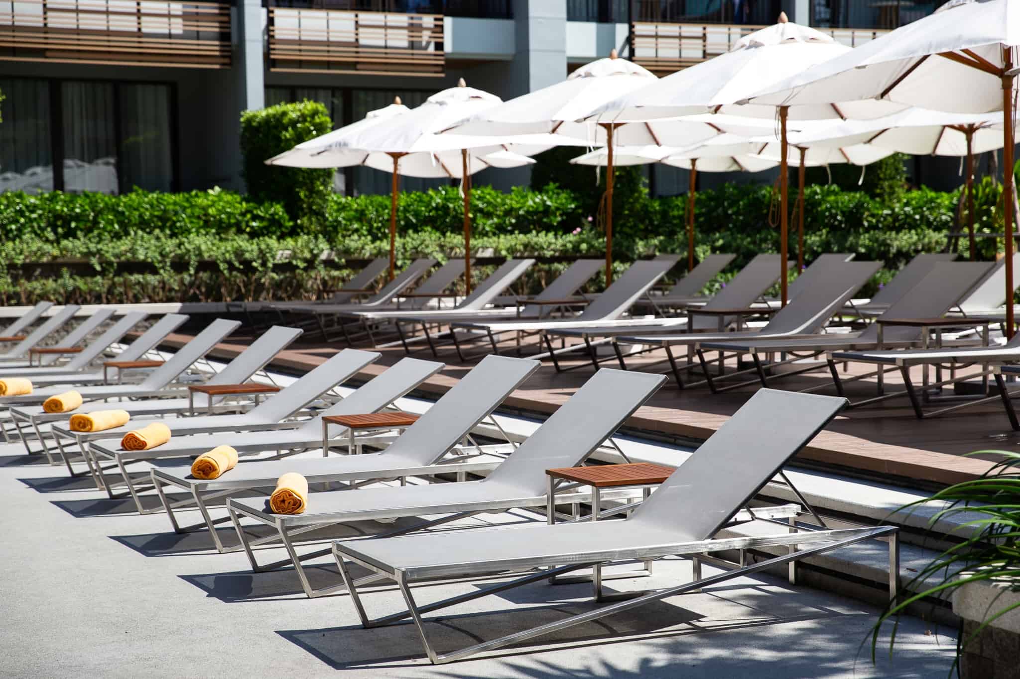 Zona de piscina de um hotel