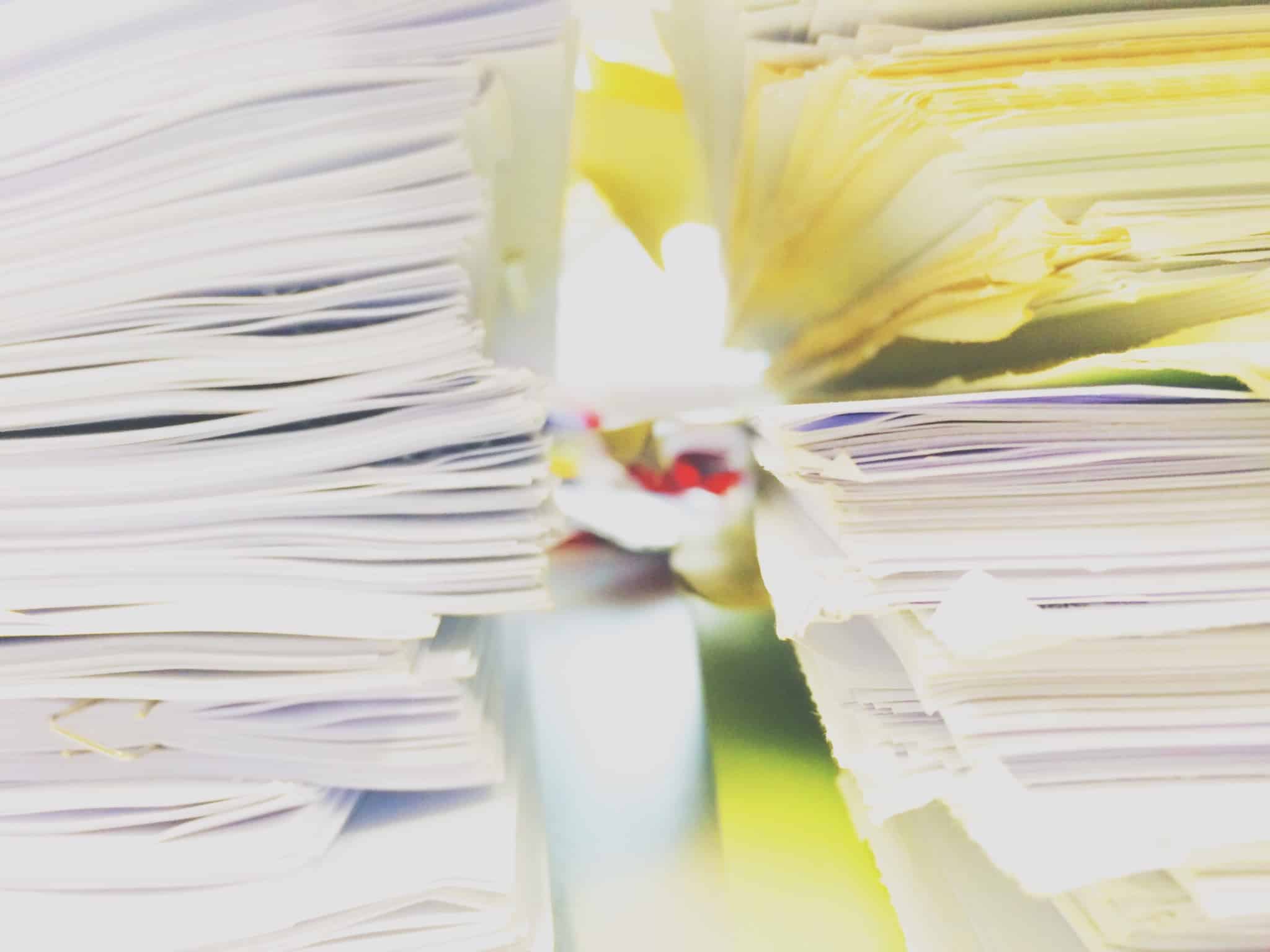 pilhas de papel amarelo e branco