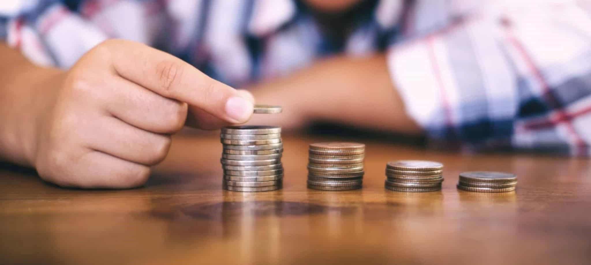 Criança a contas moedas