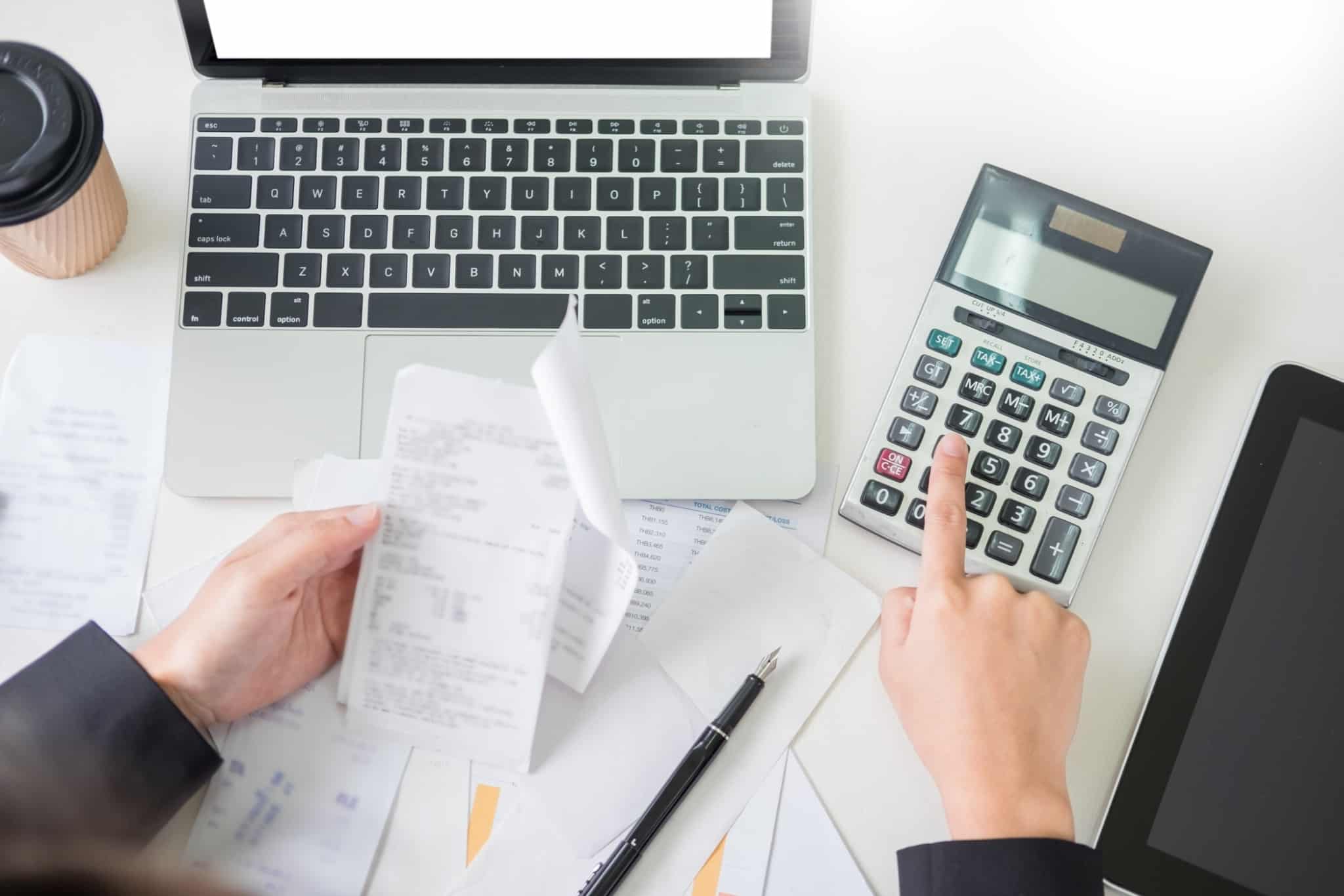 contabilista a mexer em facturas e na calculadora