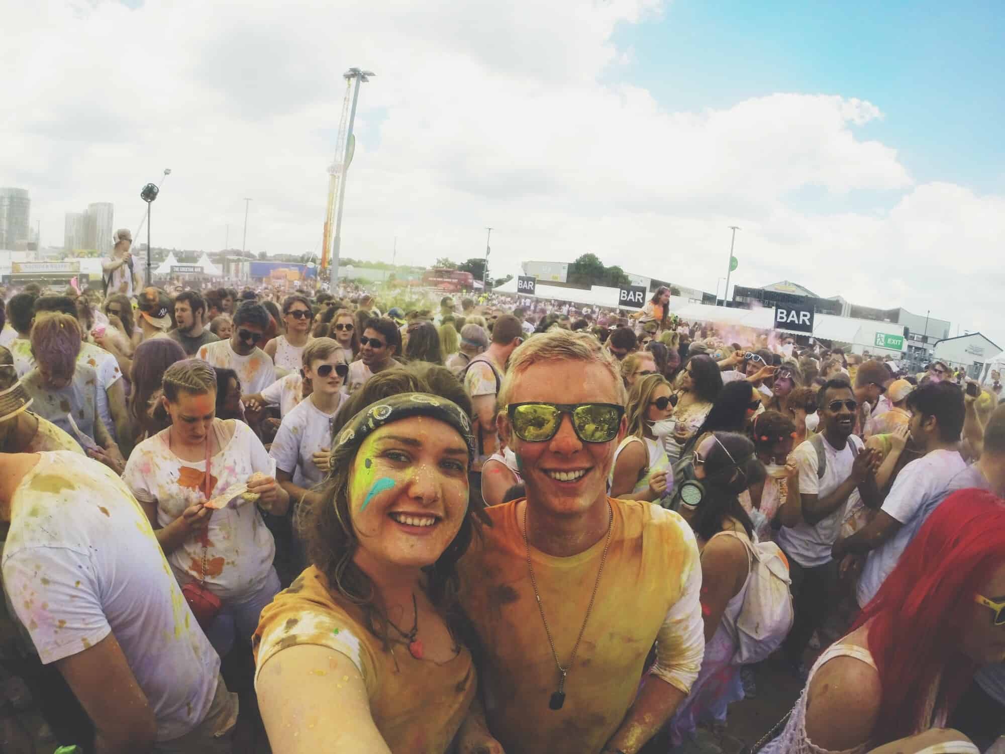 selfie de um casal num festival de cores