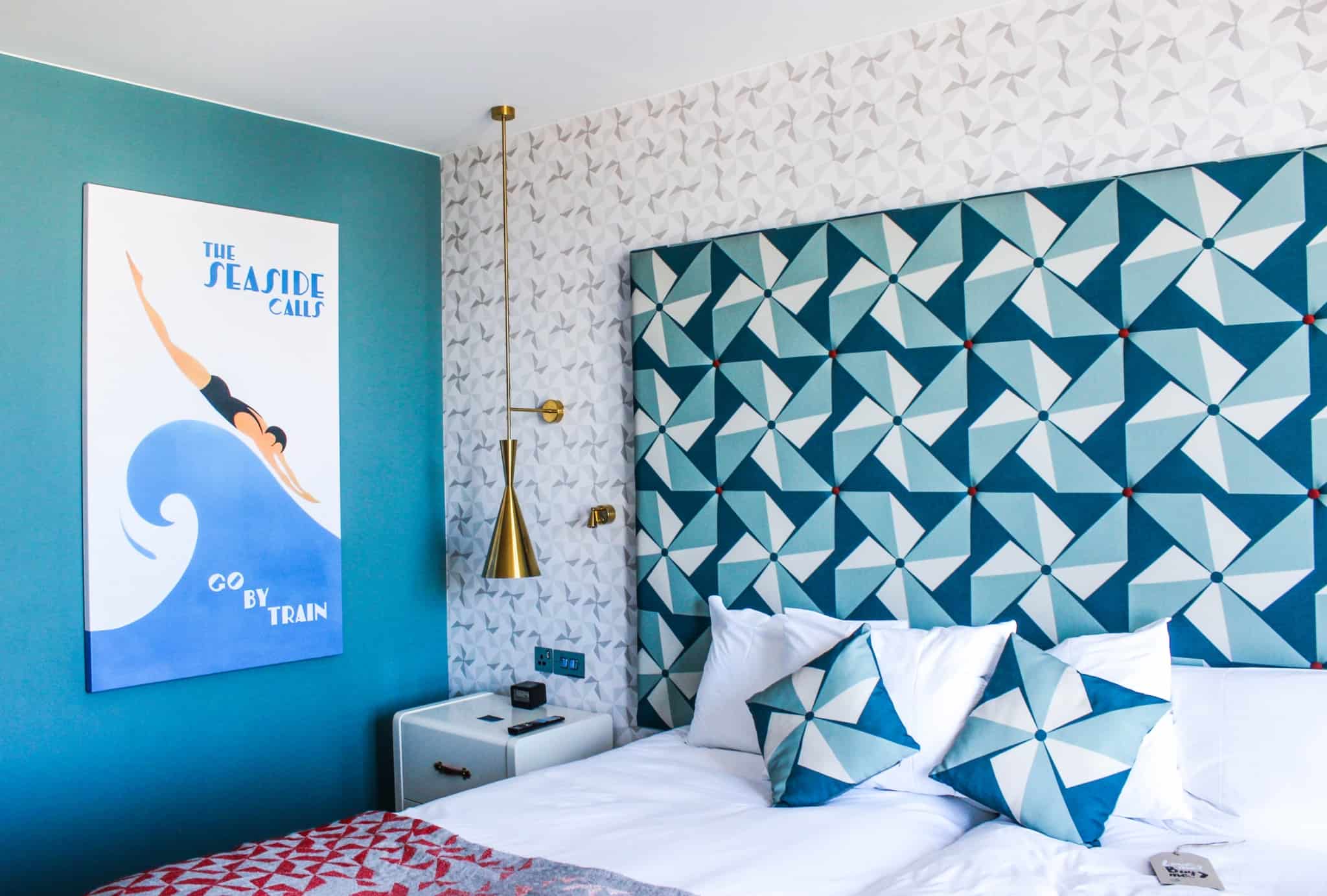 quarto de hotel em tons de azul