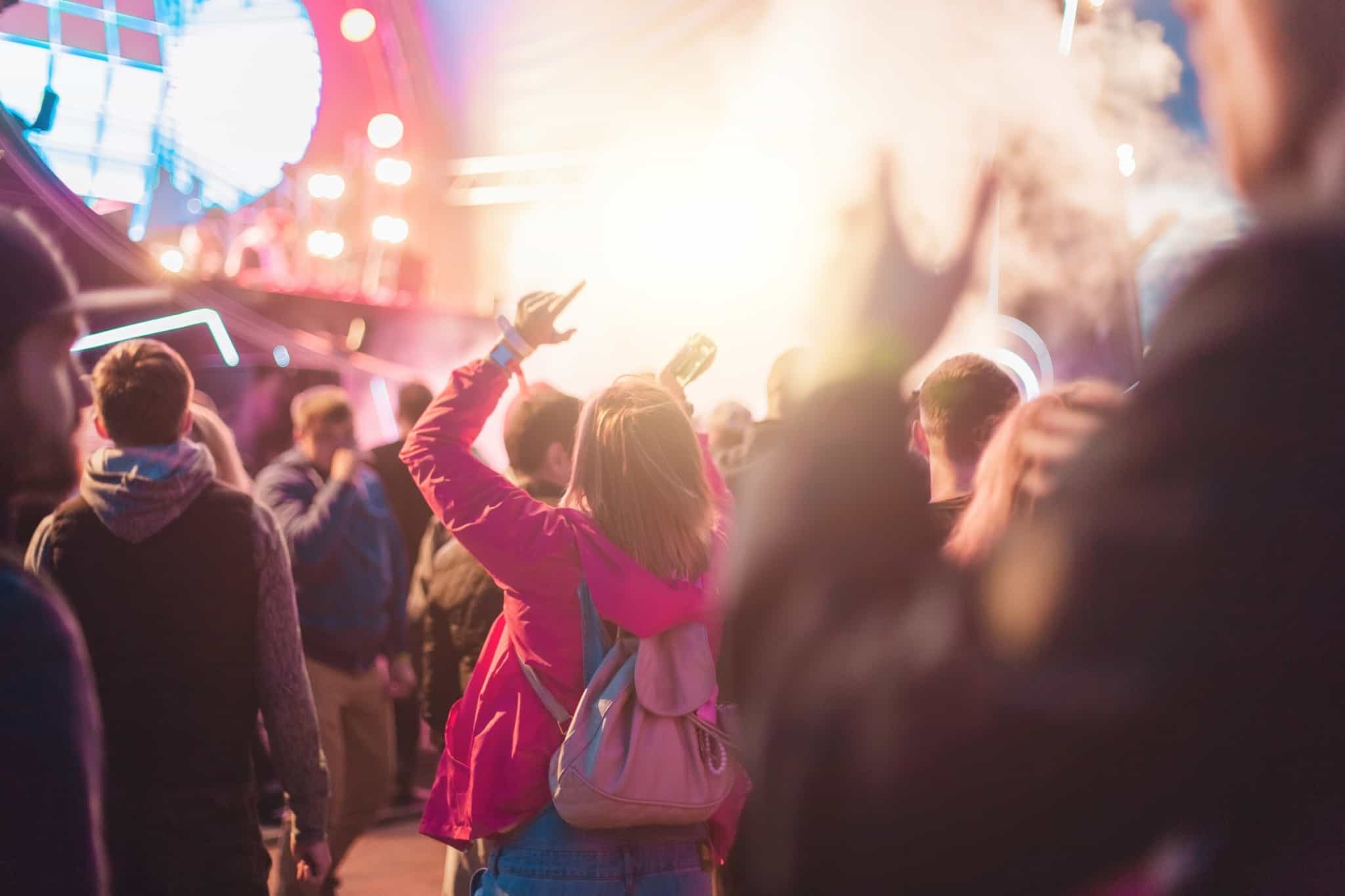rapariga a dançar à noite num festival de verão