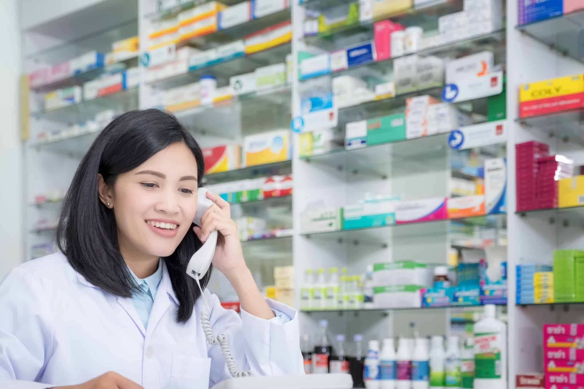 farmaceutica ao telefone na farmácia