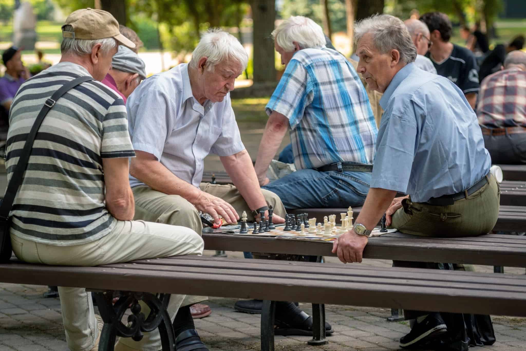 homens idosos a jogar xadrez no parque