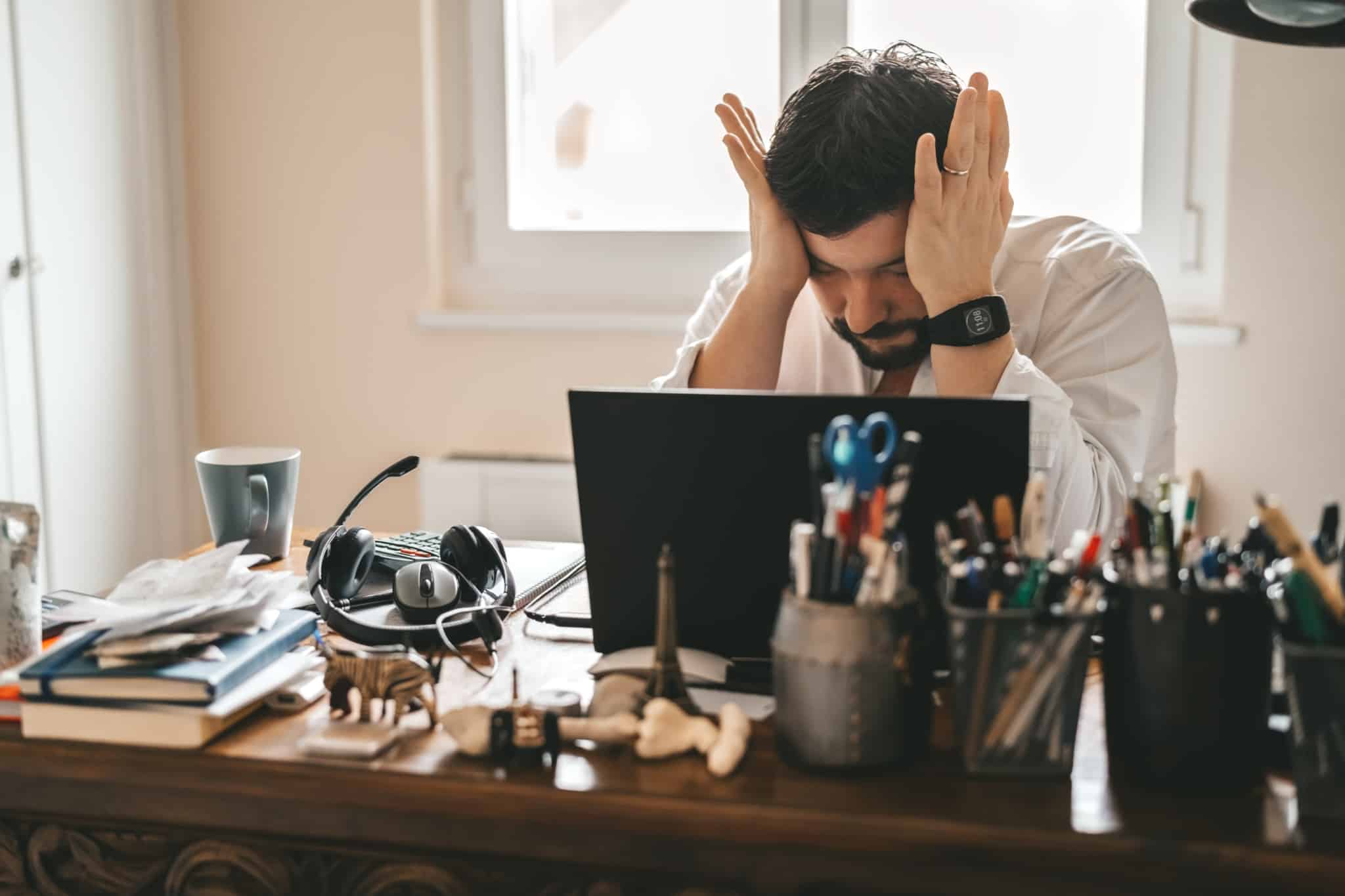Homem com ar preocupado em frente ao computador