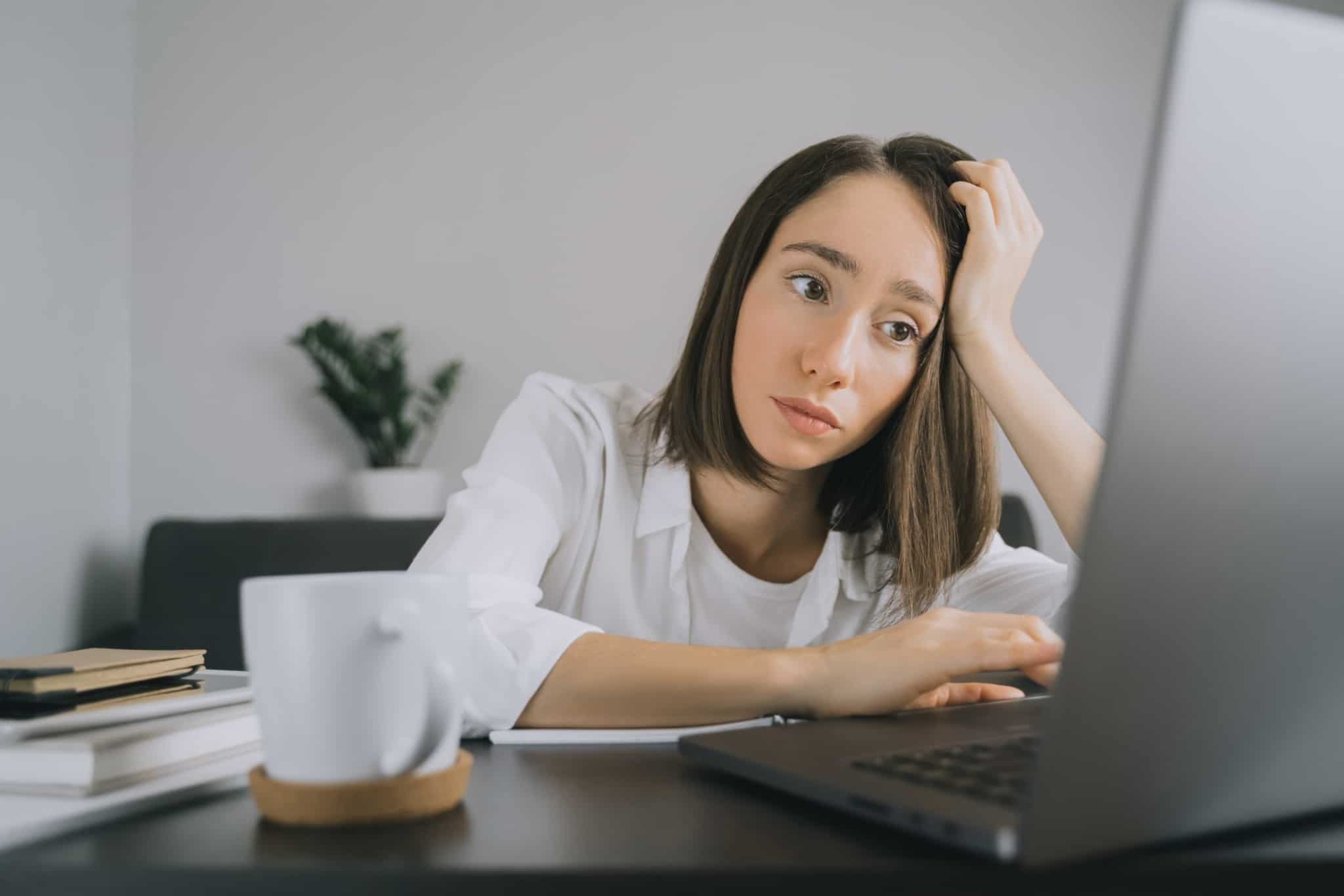 rapariga a olhar para o computador a estudar