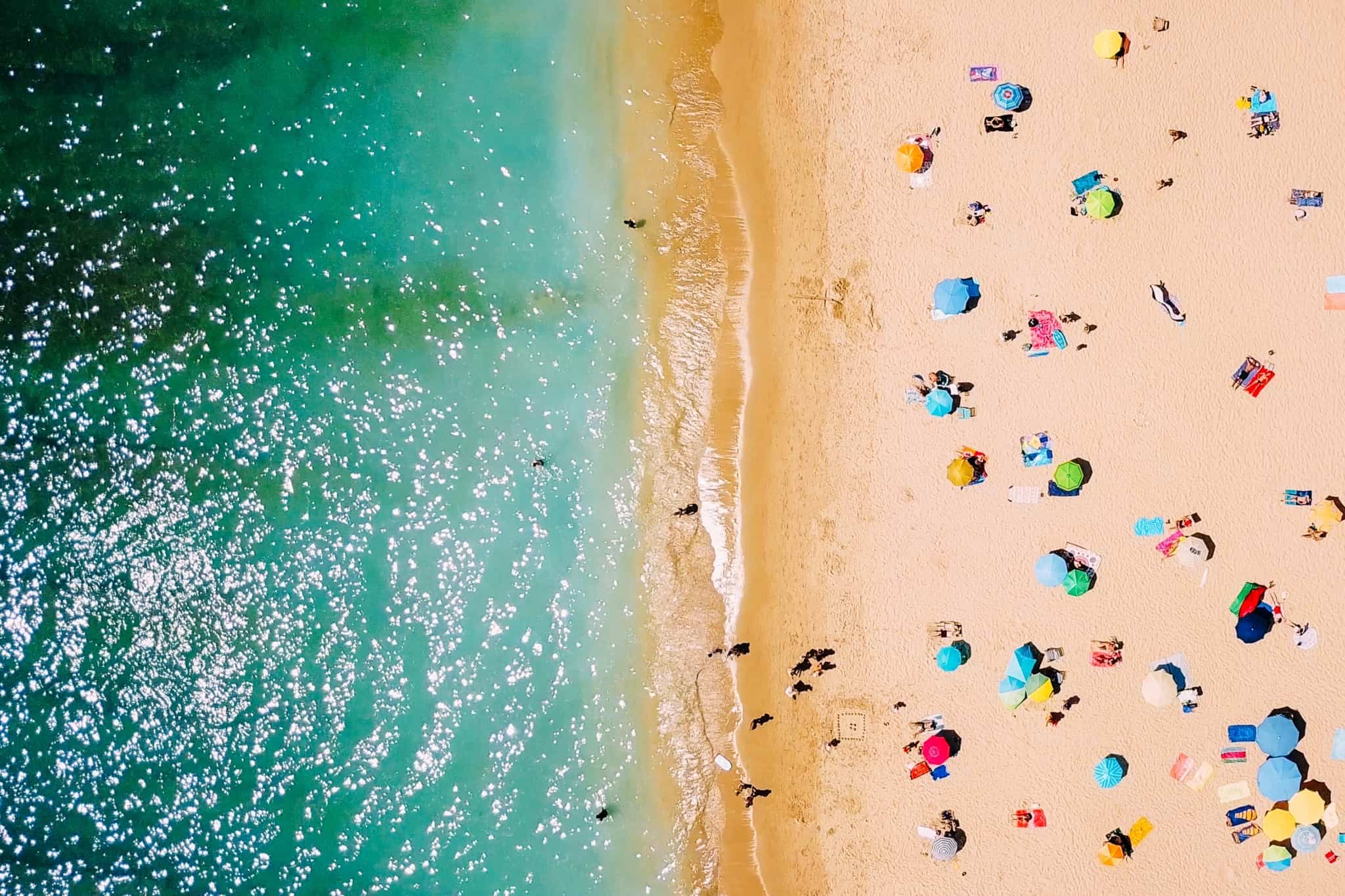 imagem de uma praia vista de cima