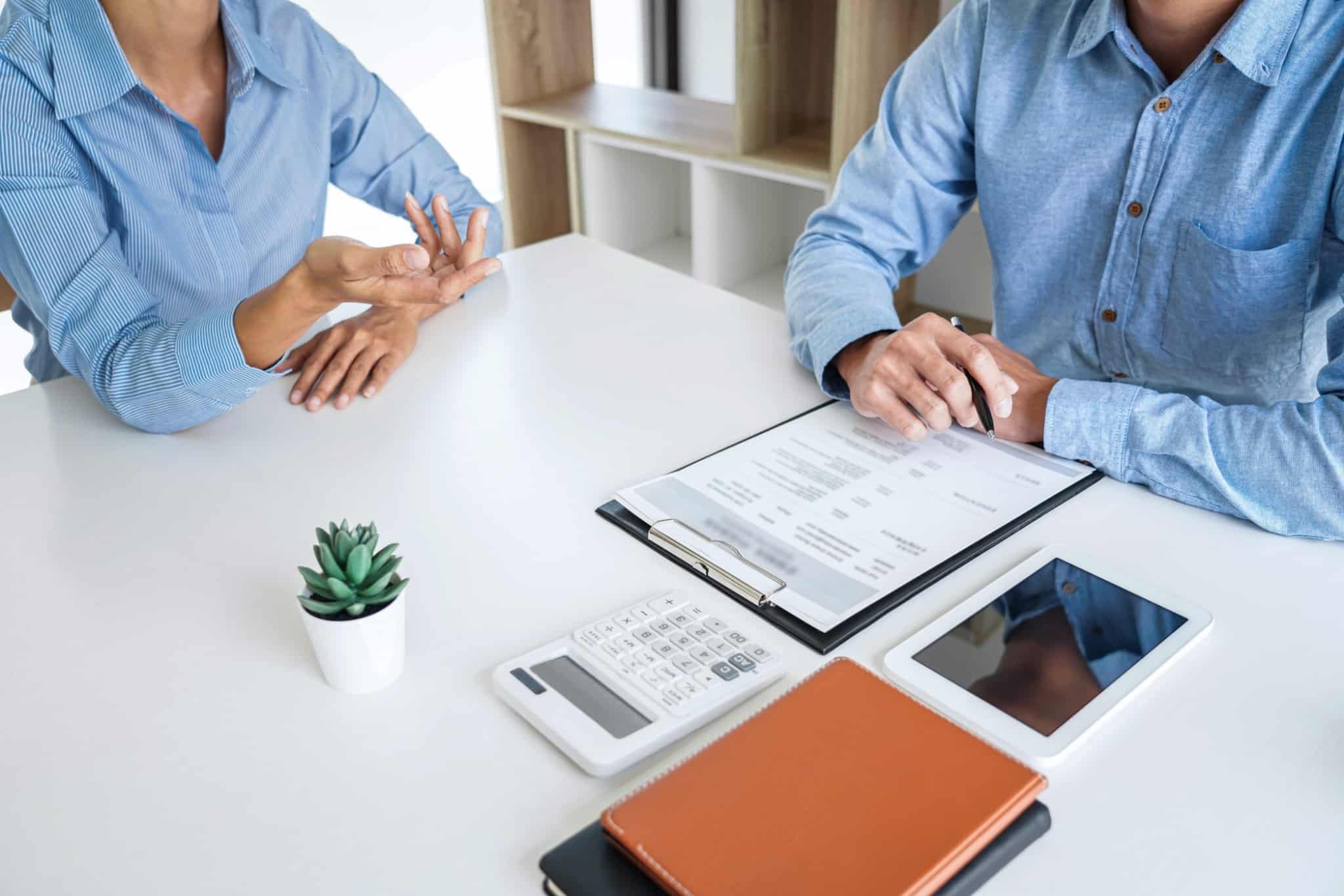 entrevistas de trabalho com duas pessoas a conversar