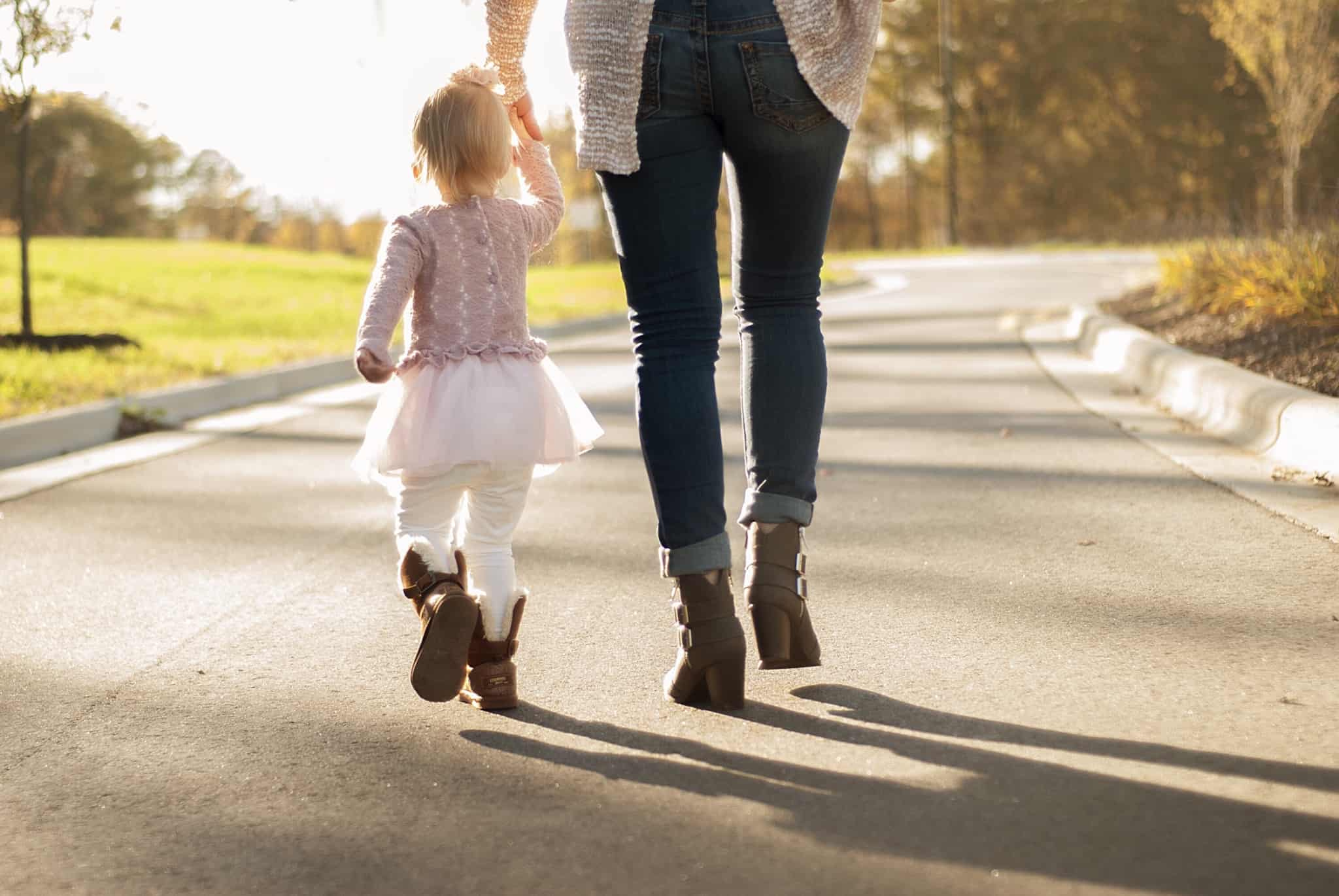 mae e filha a passear na rua