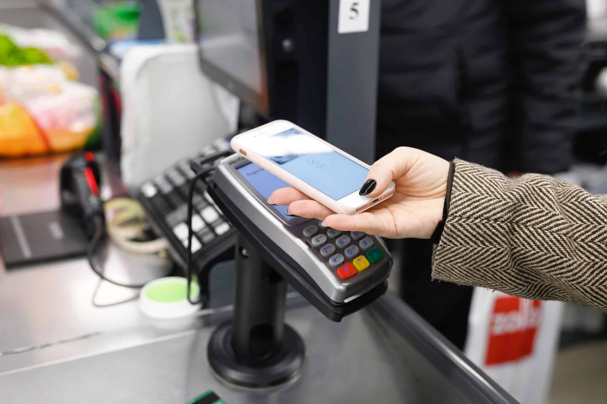 Consumidora paga compras com sistema contactless