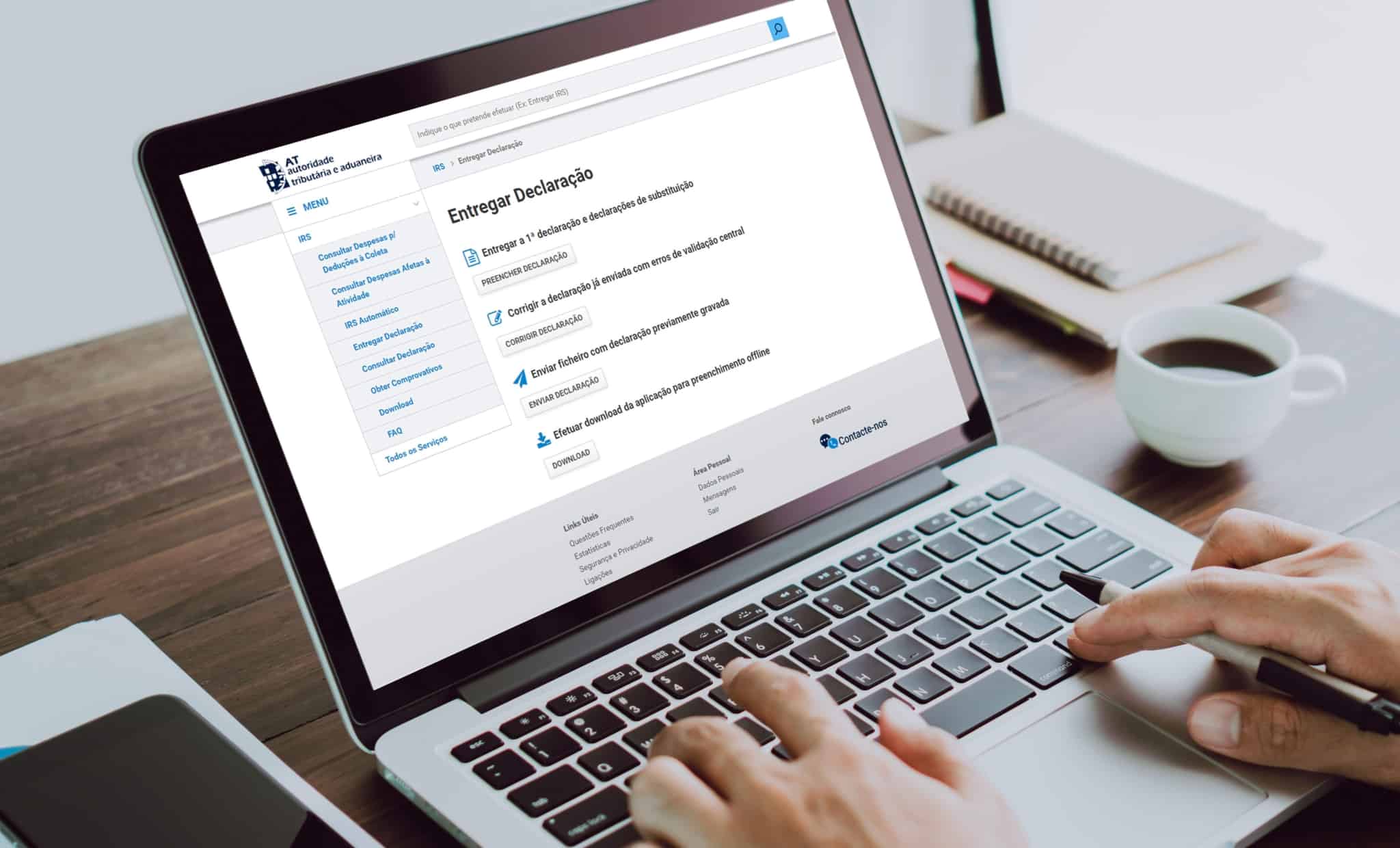 computador com o portal das finanças aberto