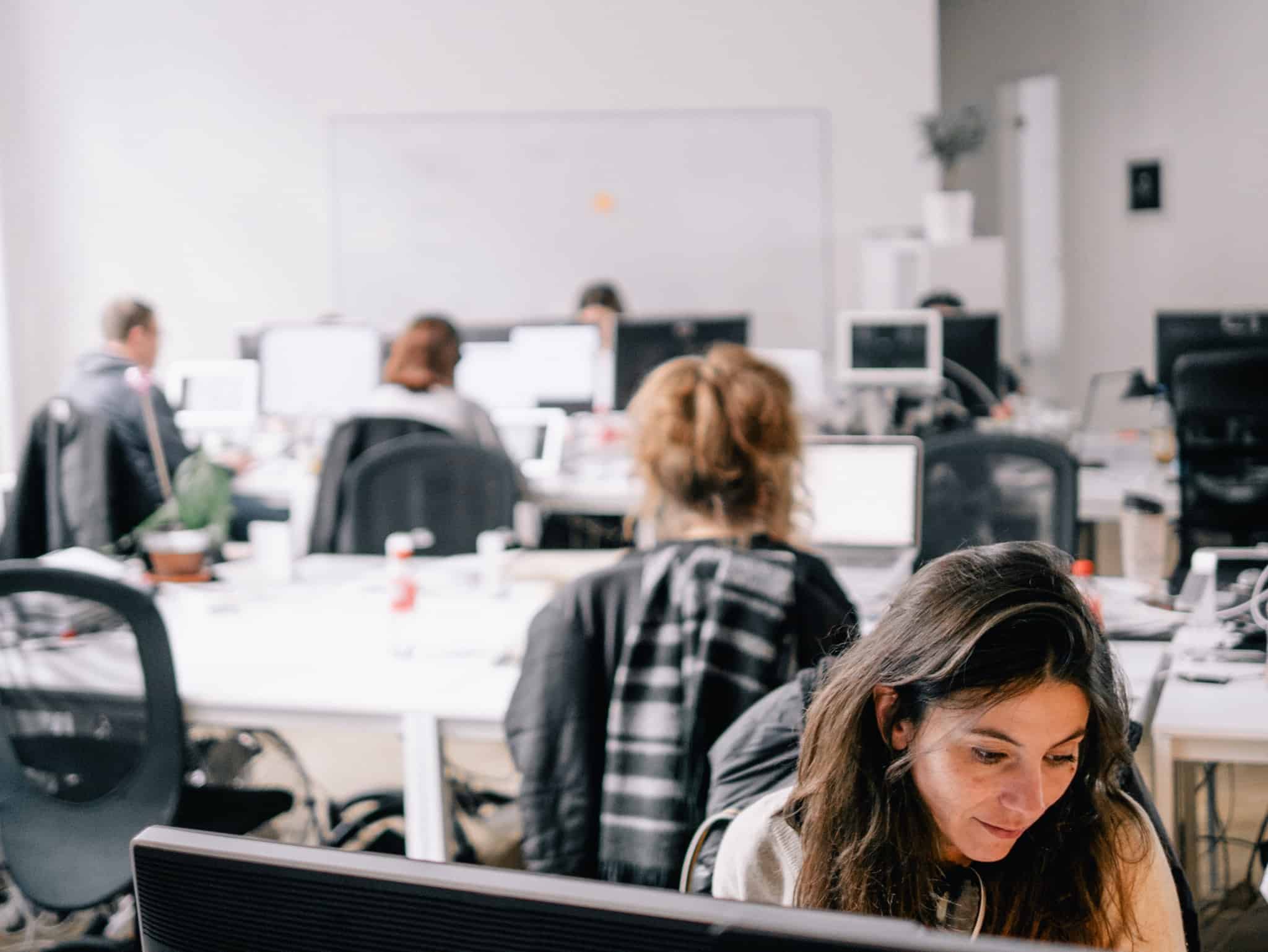 pessoas a trabalhar num escritório