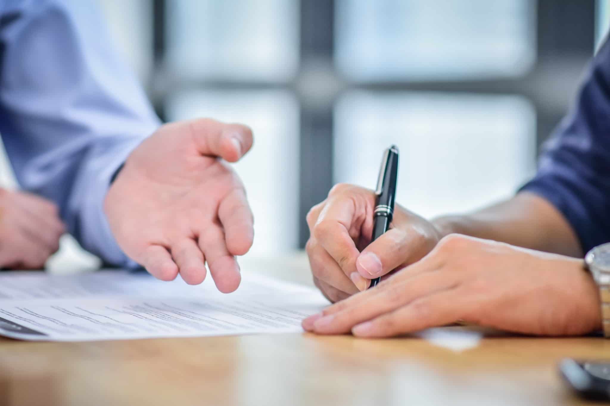 uma pessoa a assinar um contrato