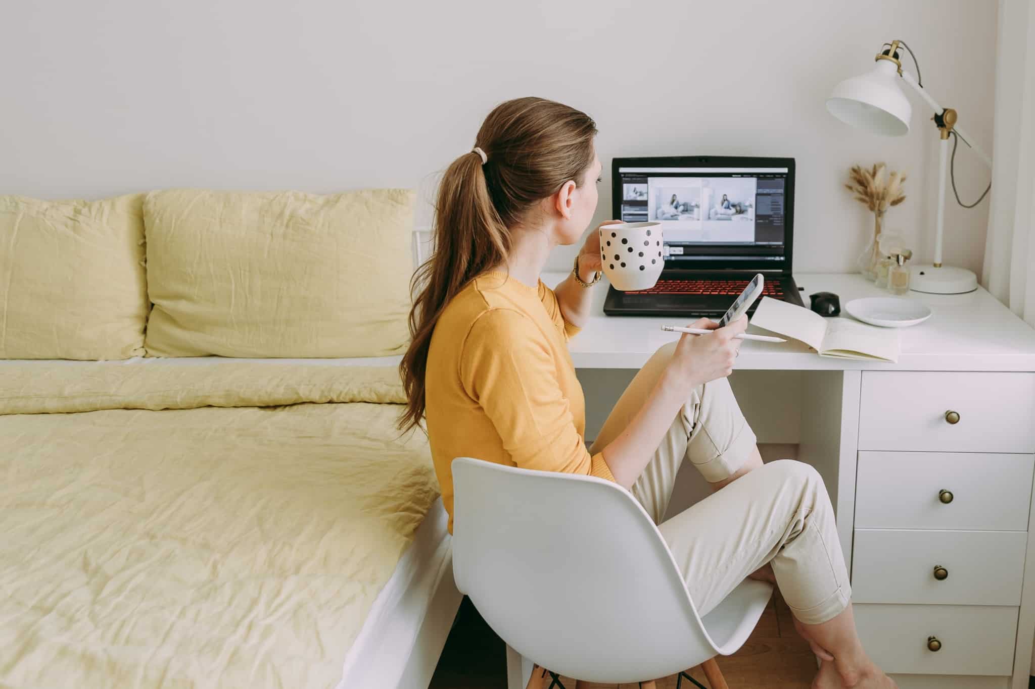 Rapariga jovem num quarto a estudar