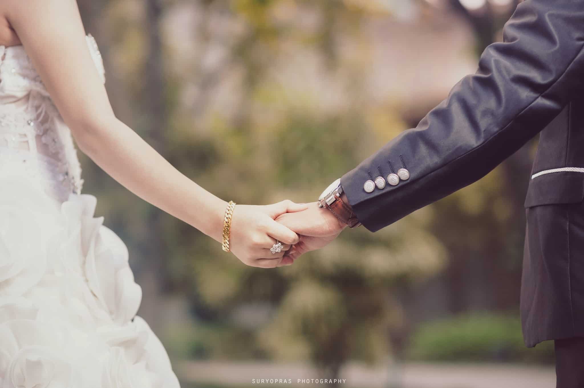 noivos de mãos dadas no casamento