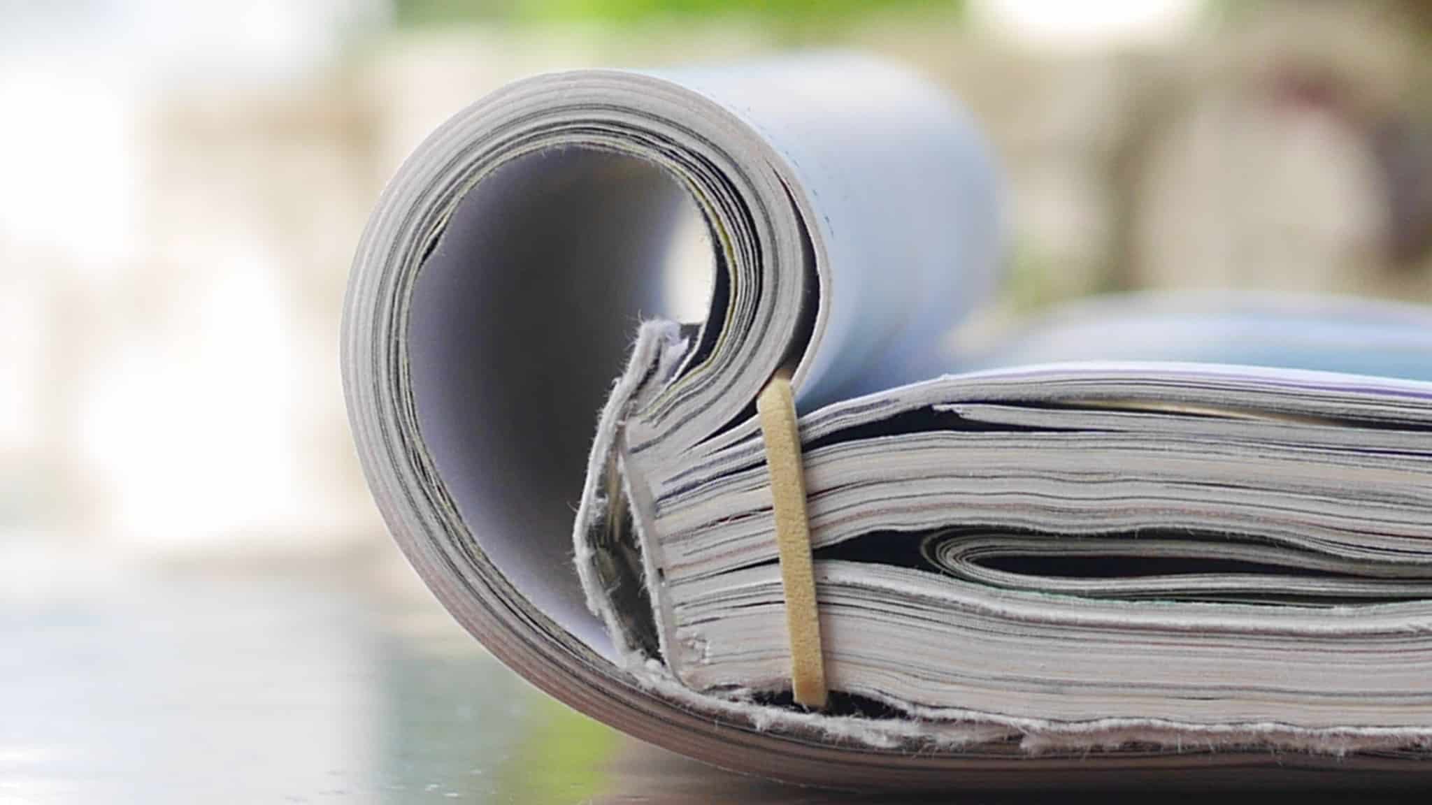 caderno com folhas de papel presas