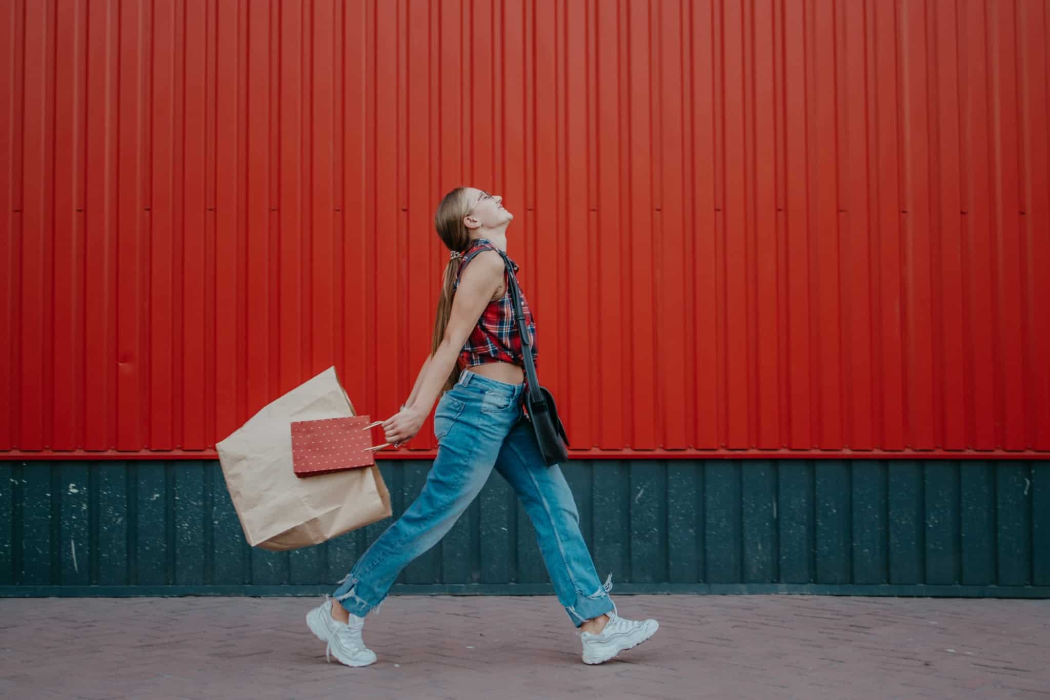rapariga a andar com um saco de compras