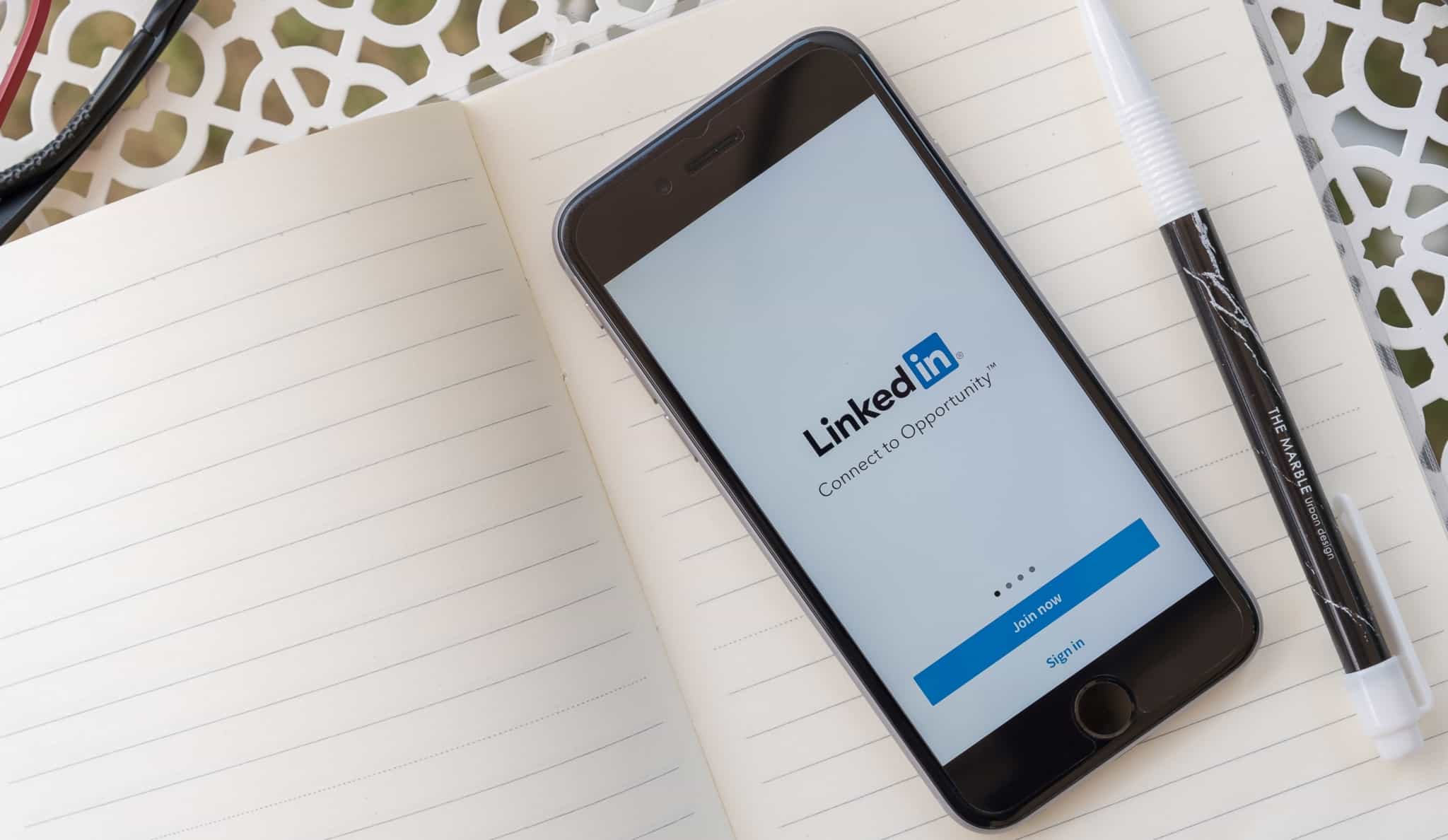 Telemóvel com app do linkedin aberta