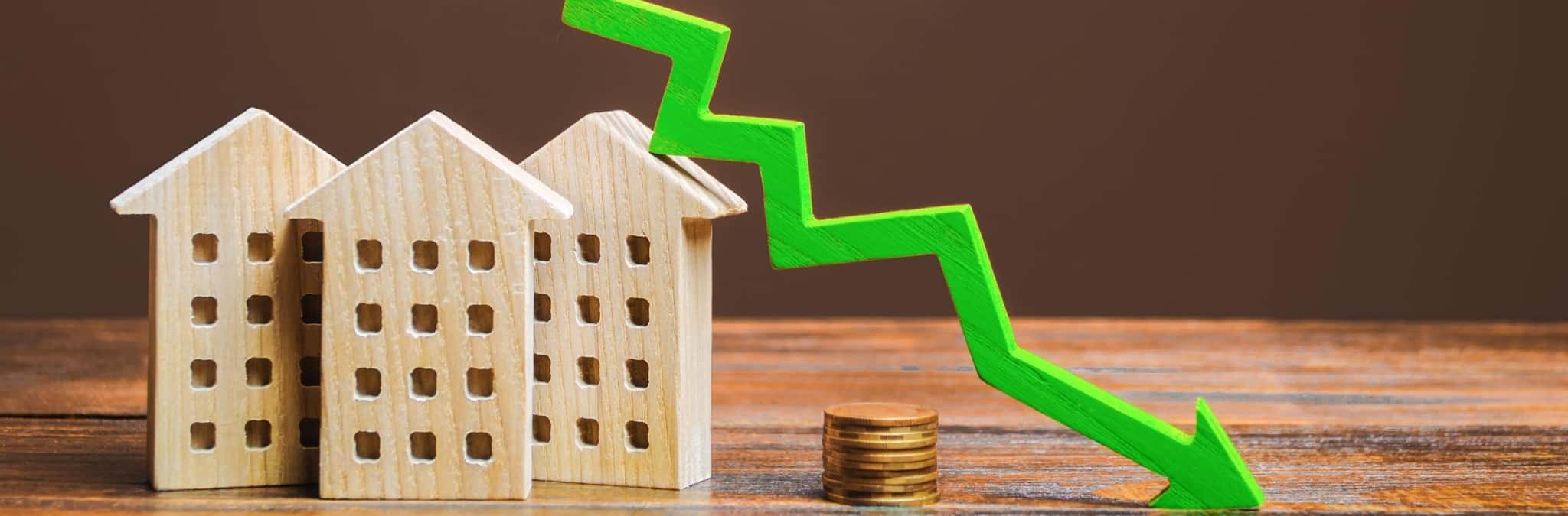 Casas de madeira com seta a descer
