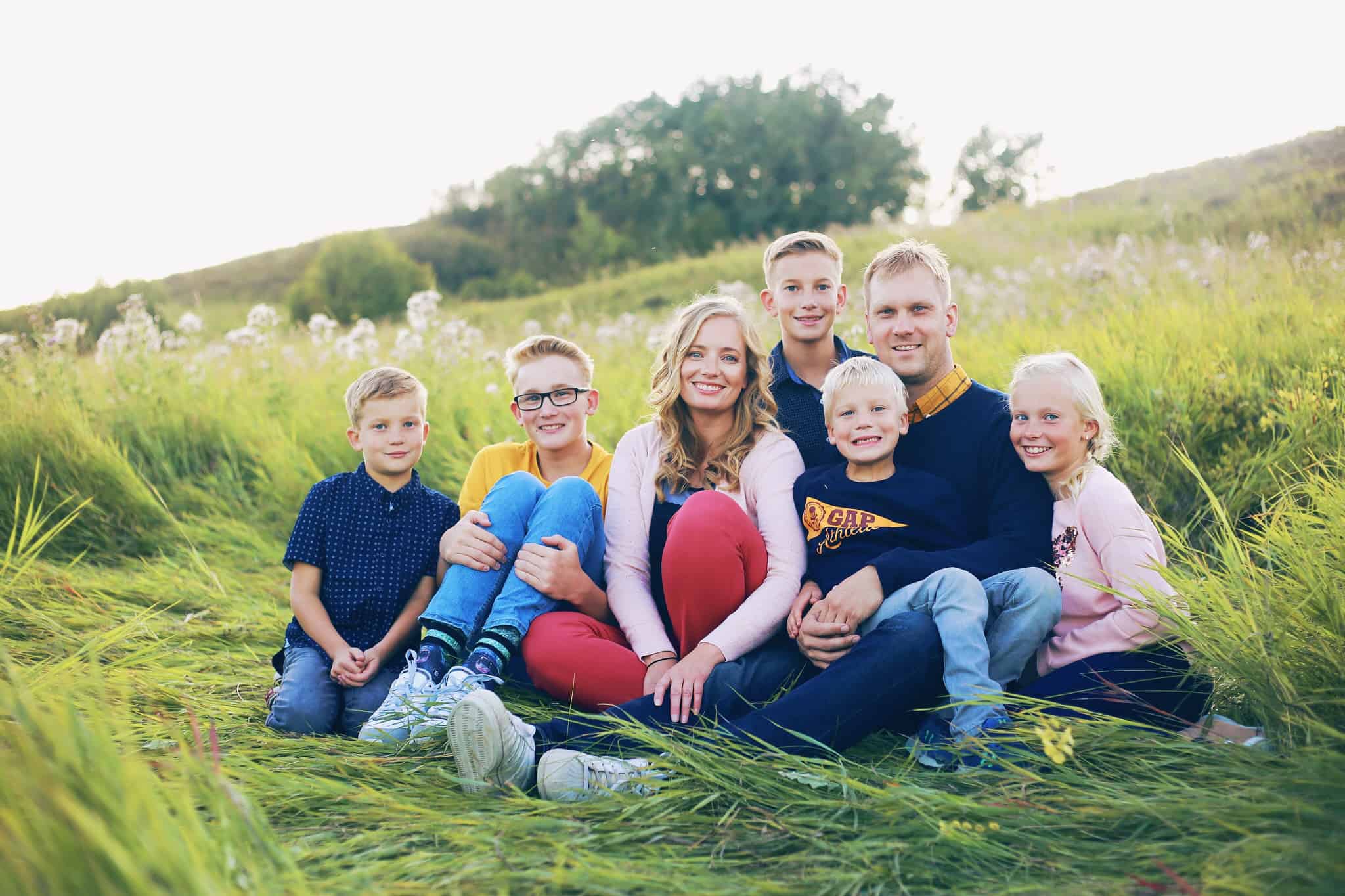 fotografia de familia com sete pessoas num campo