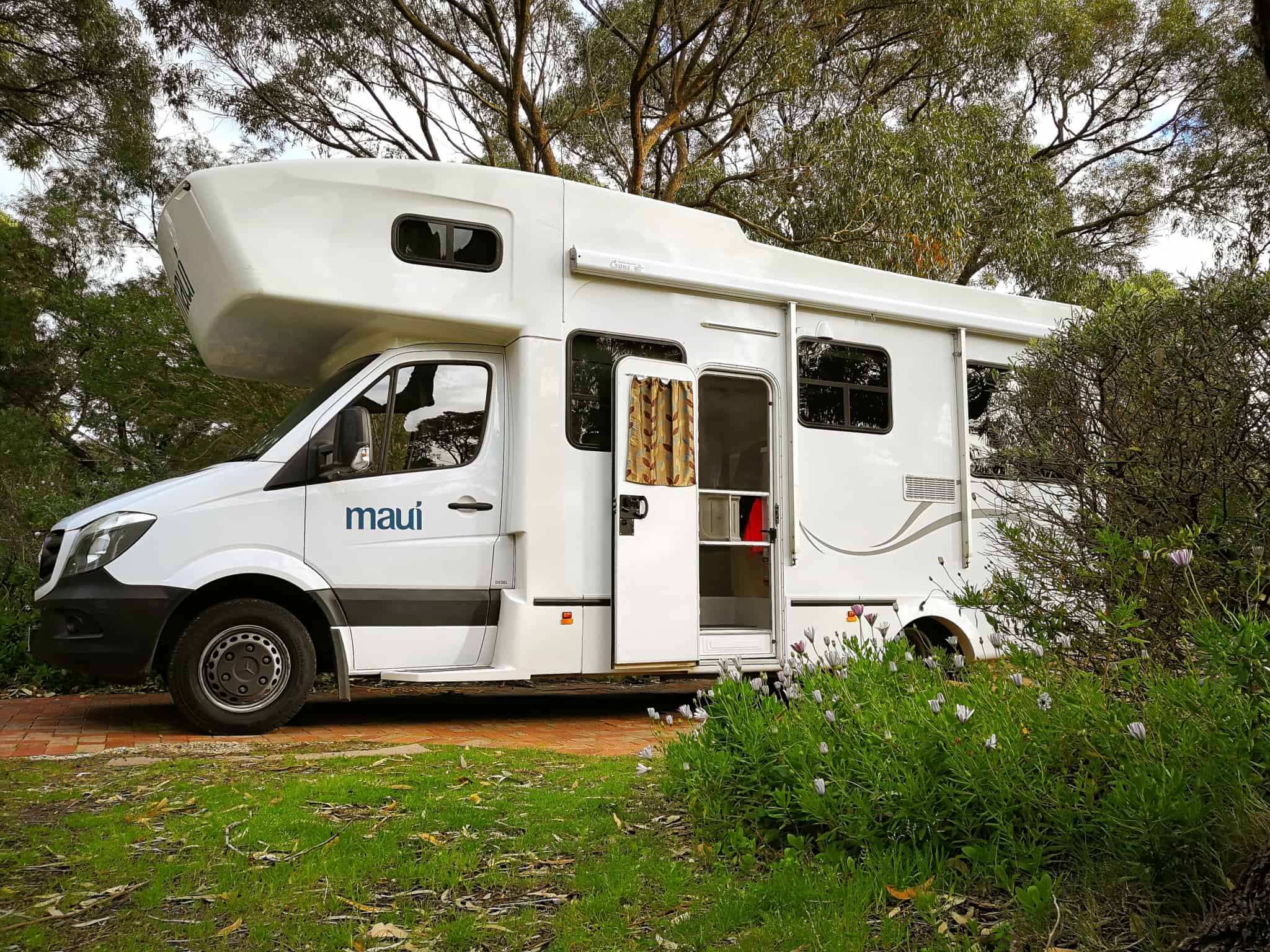 Uma autocaravana estacionada num parque