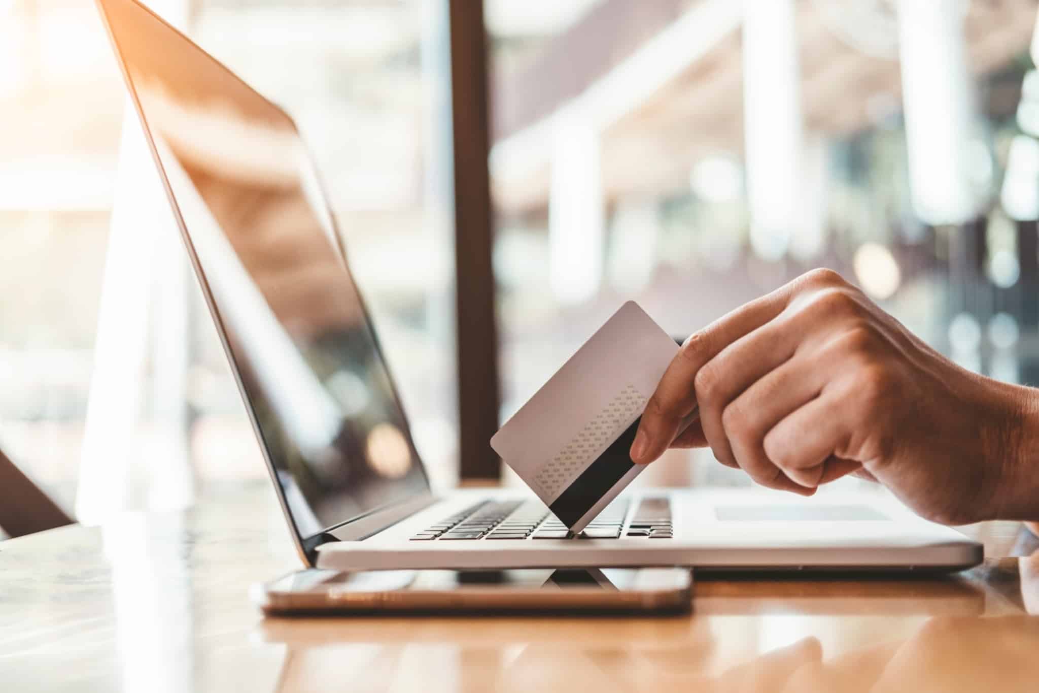 Pessoa a fazer um pagamento online com cartão de crédito