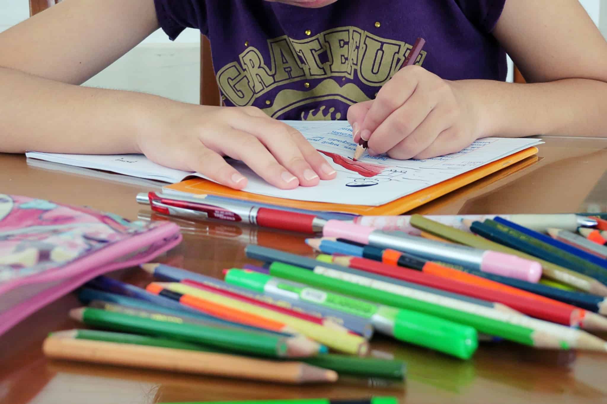Estudante faz exercício num livro escolar
