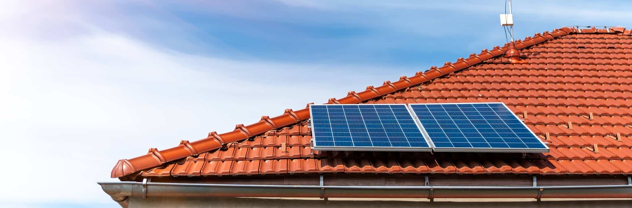 painel solar num telhado de um prédio