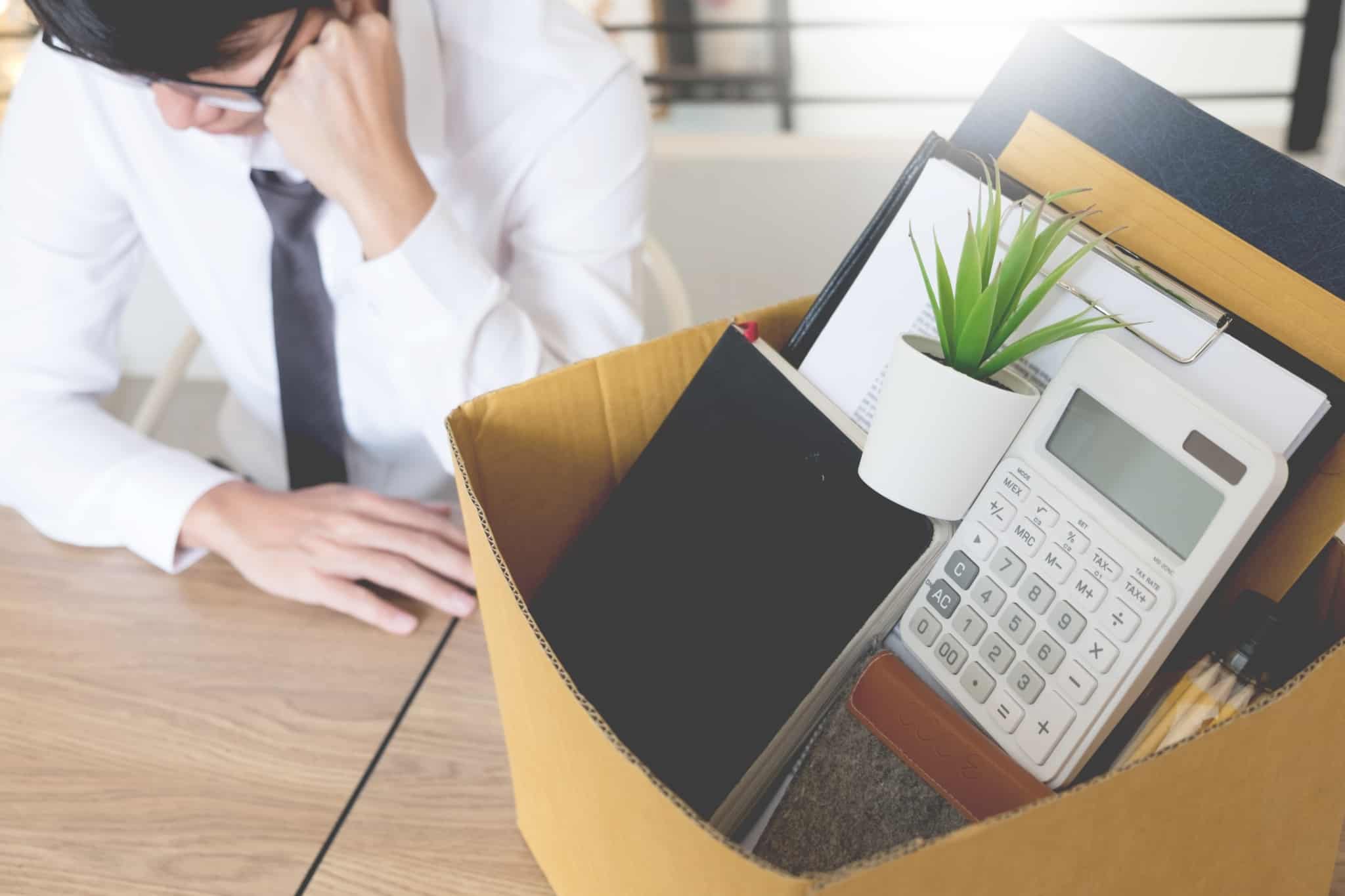 trabalhador com caixa de cartão com objetos pessoais