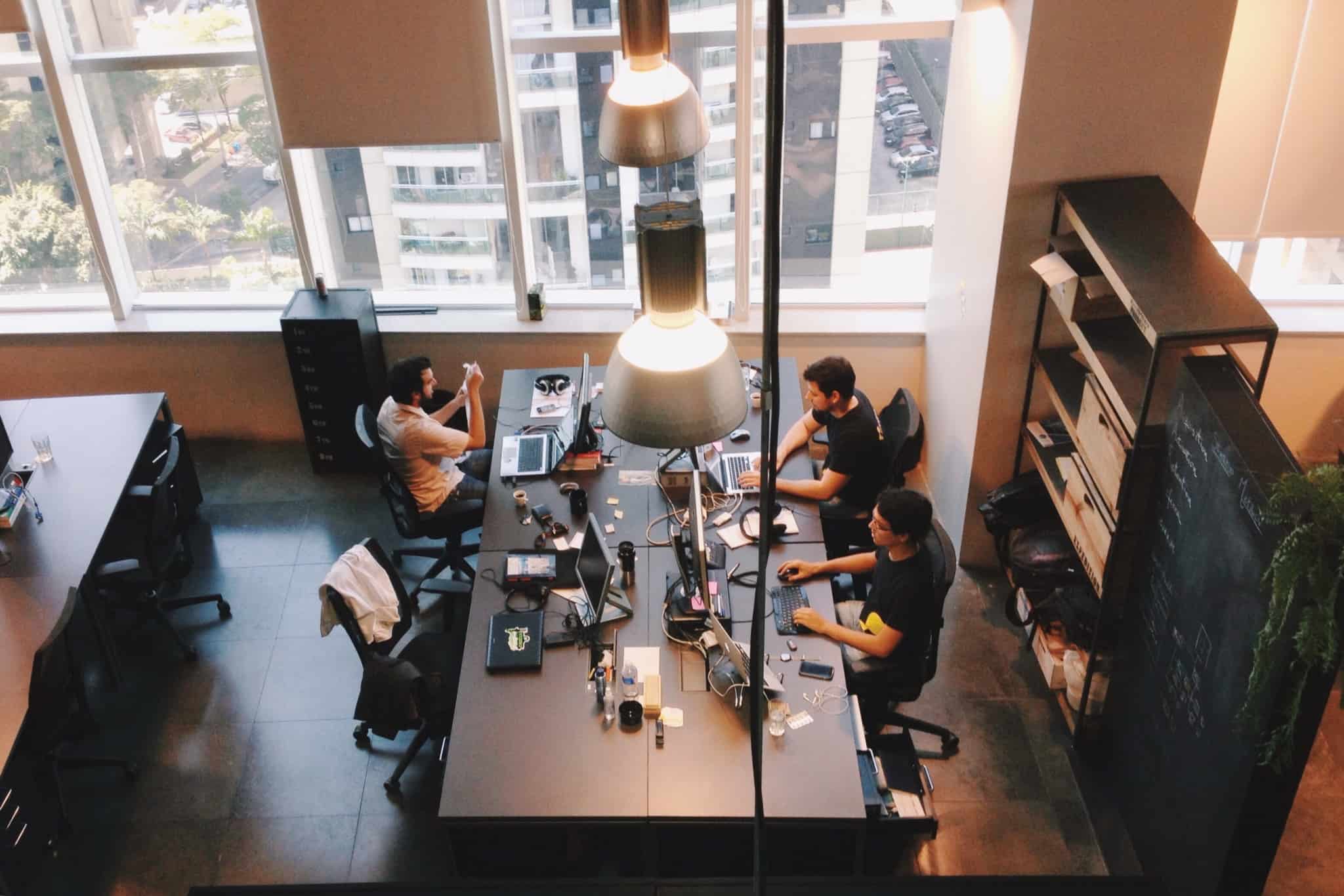 Pessoas num local de trabalho em regime de open