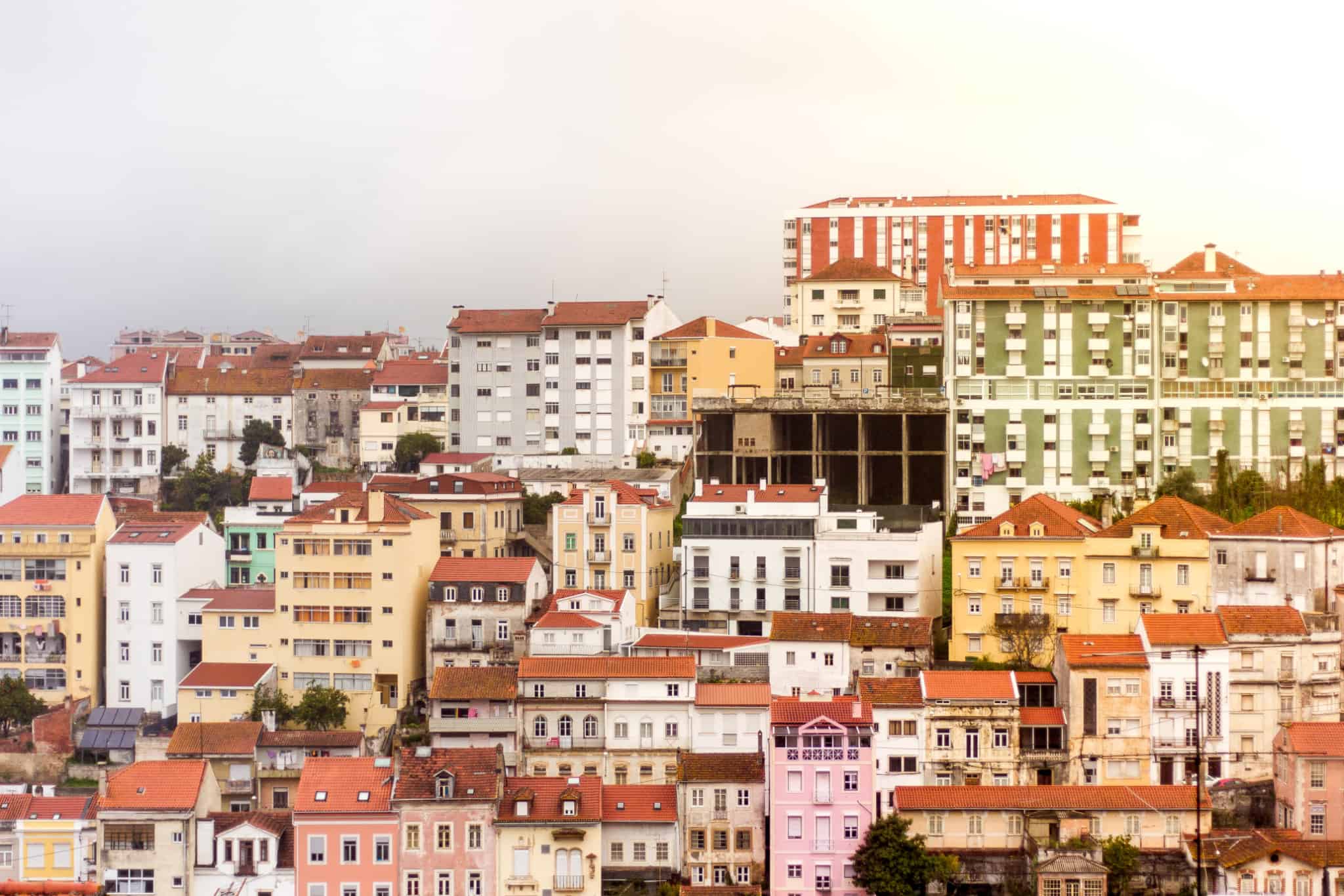 imagem de edifícios na cidade de coimbra