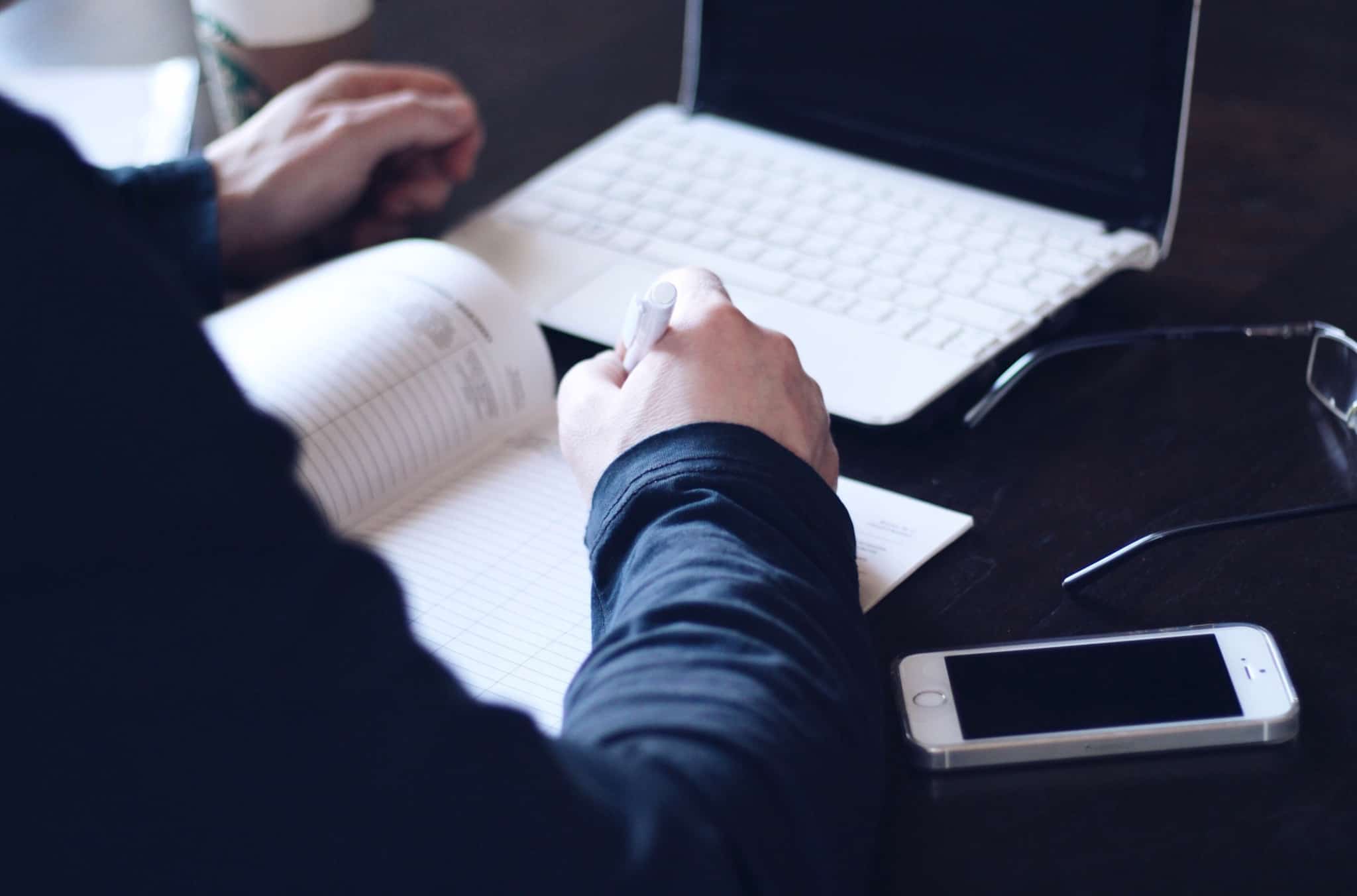 Homem a apontar despesas num caderno