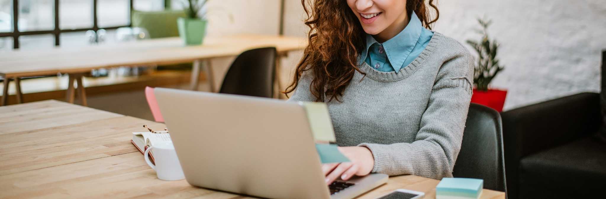 Mulher a trabalhar ao computador