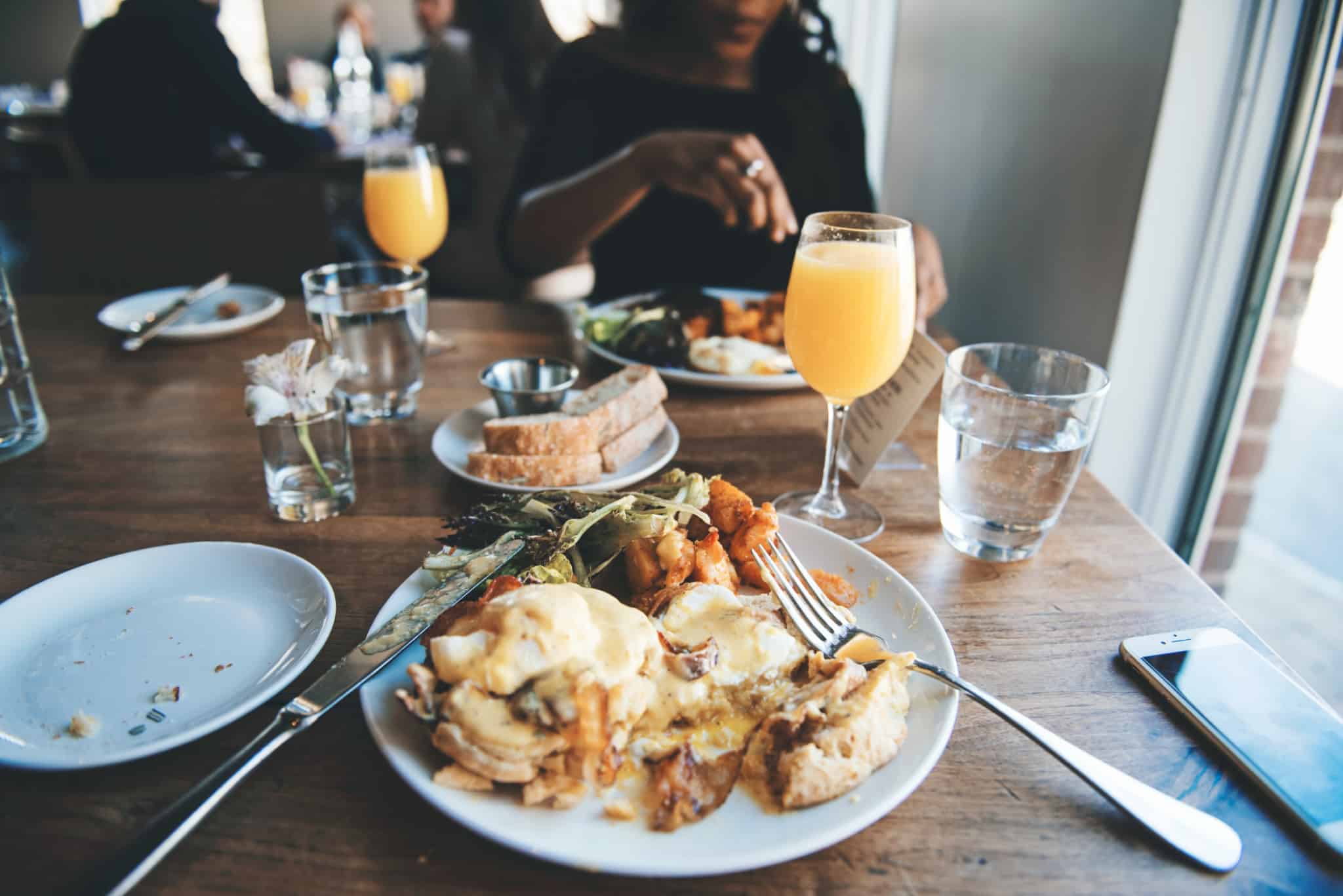 duas pessoas a almoçar fora num restaurante