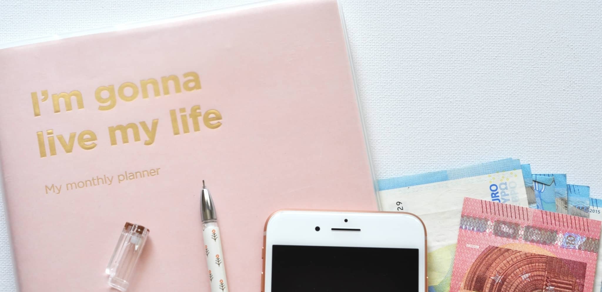 Livro para planear o mês com um telemóvel e notas ao lado