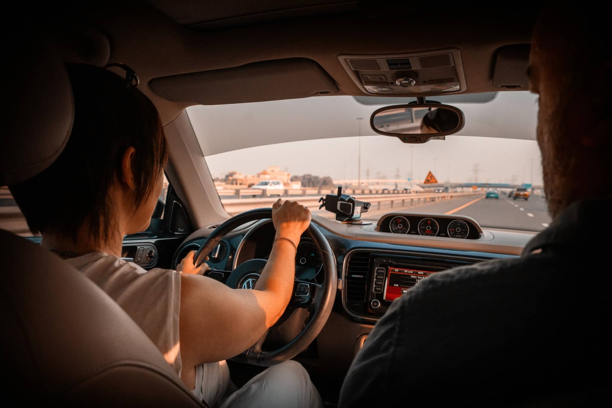 duas pessoas dentro de um automóvel condutor mulher