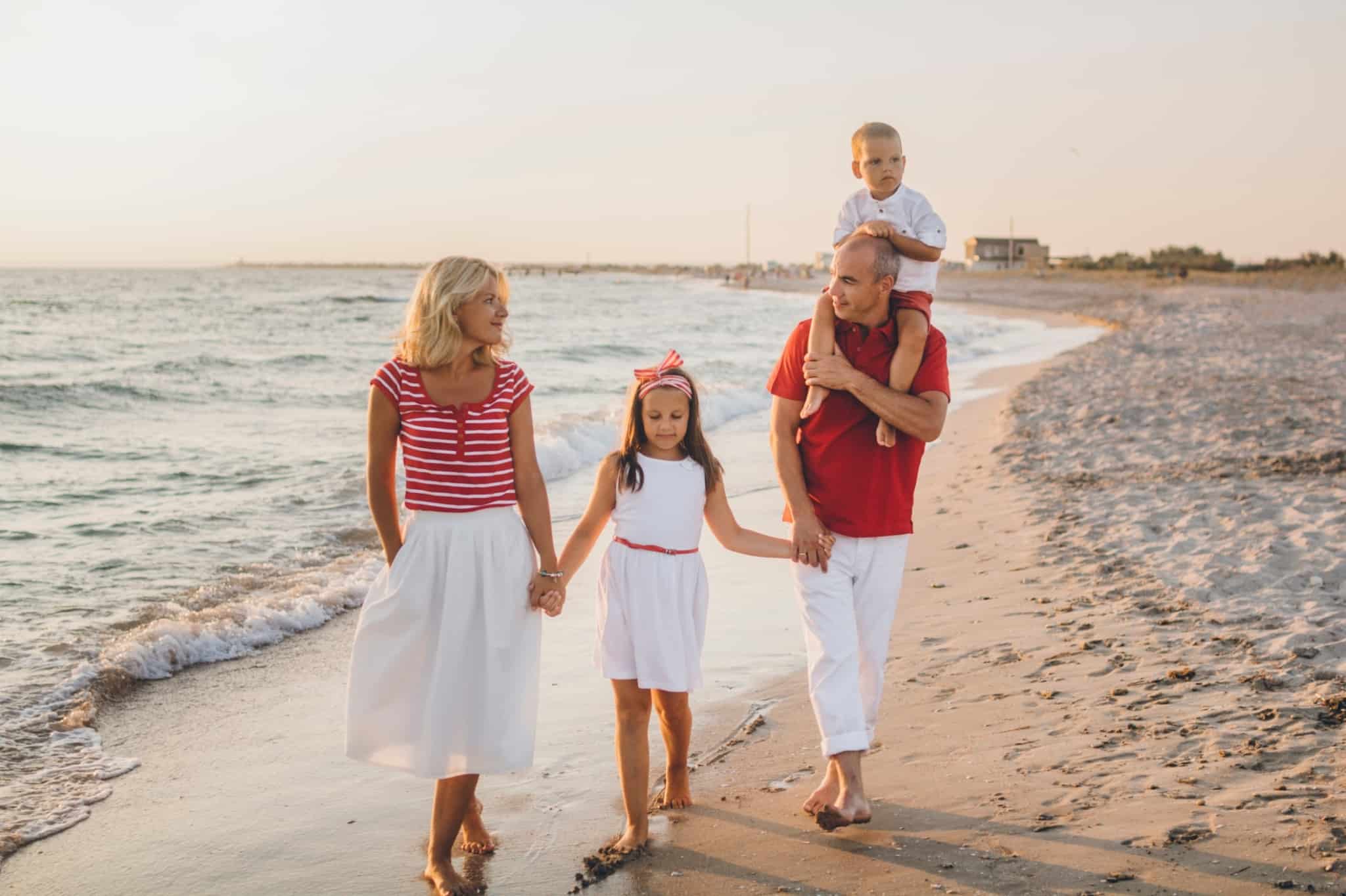 familia a passear na praia mae pai filha e filho