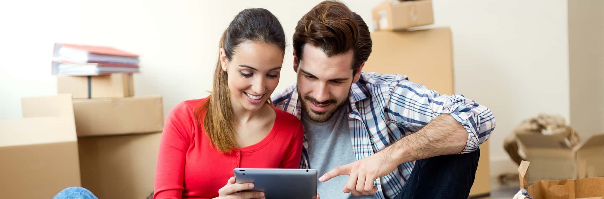 Casal-em-casa-olhar-para-tablet