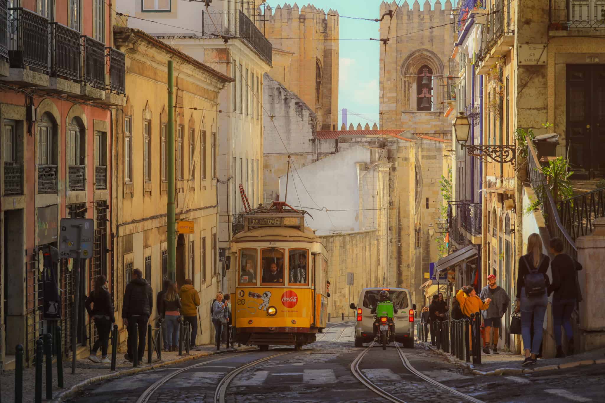 Elétrico a subir uma das colinas de Lisboa