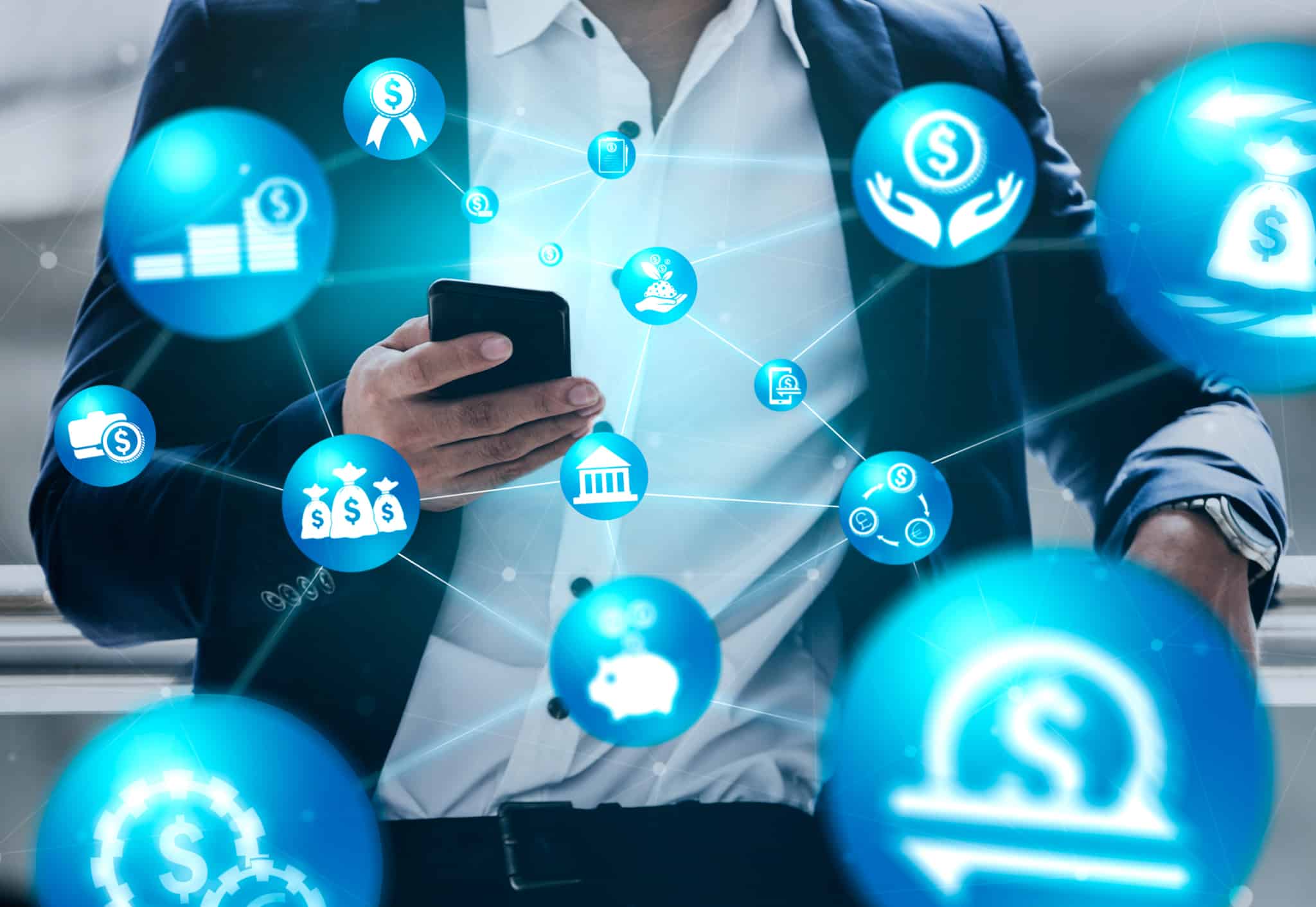 Homem a ver o telemóvel e à volta é possível ver-se icons de aplicações, que parecem sair do aparelho