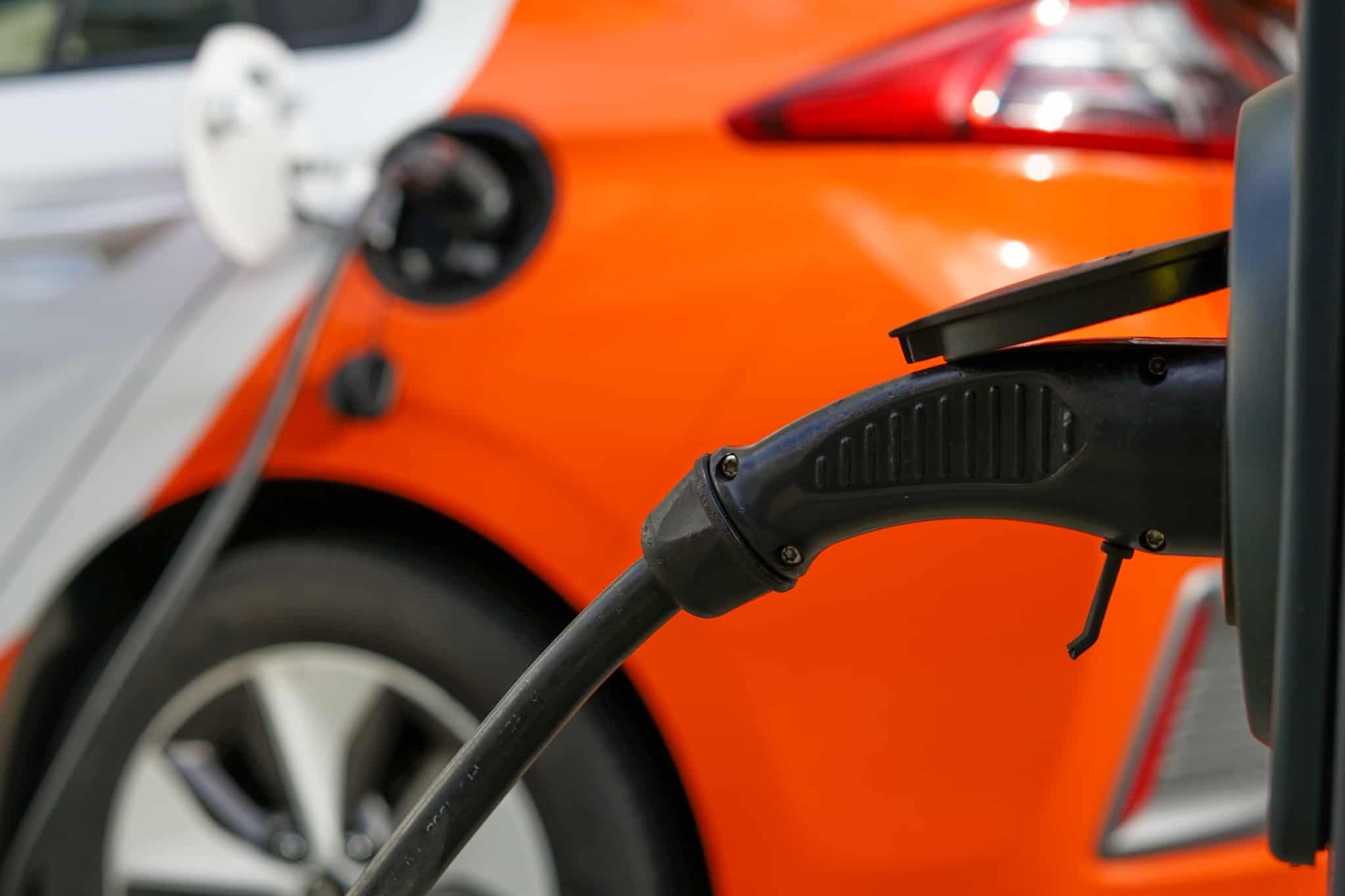 Carro elétrico a abastecer